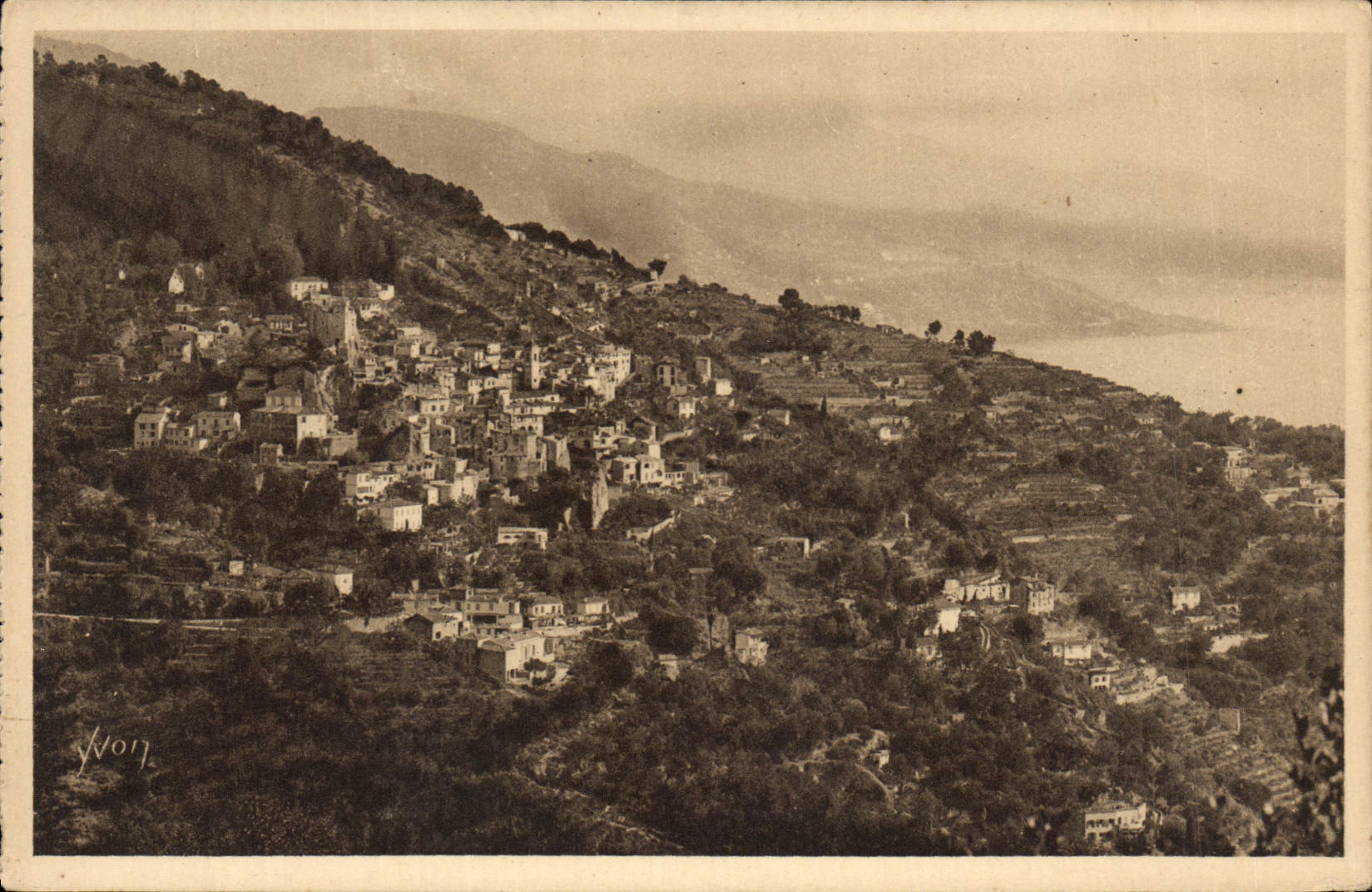 CPA Roquebrune Le village vu de la grande Corniche