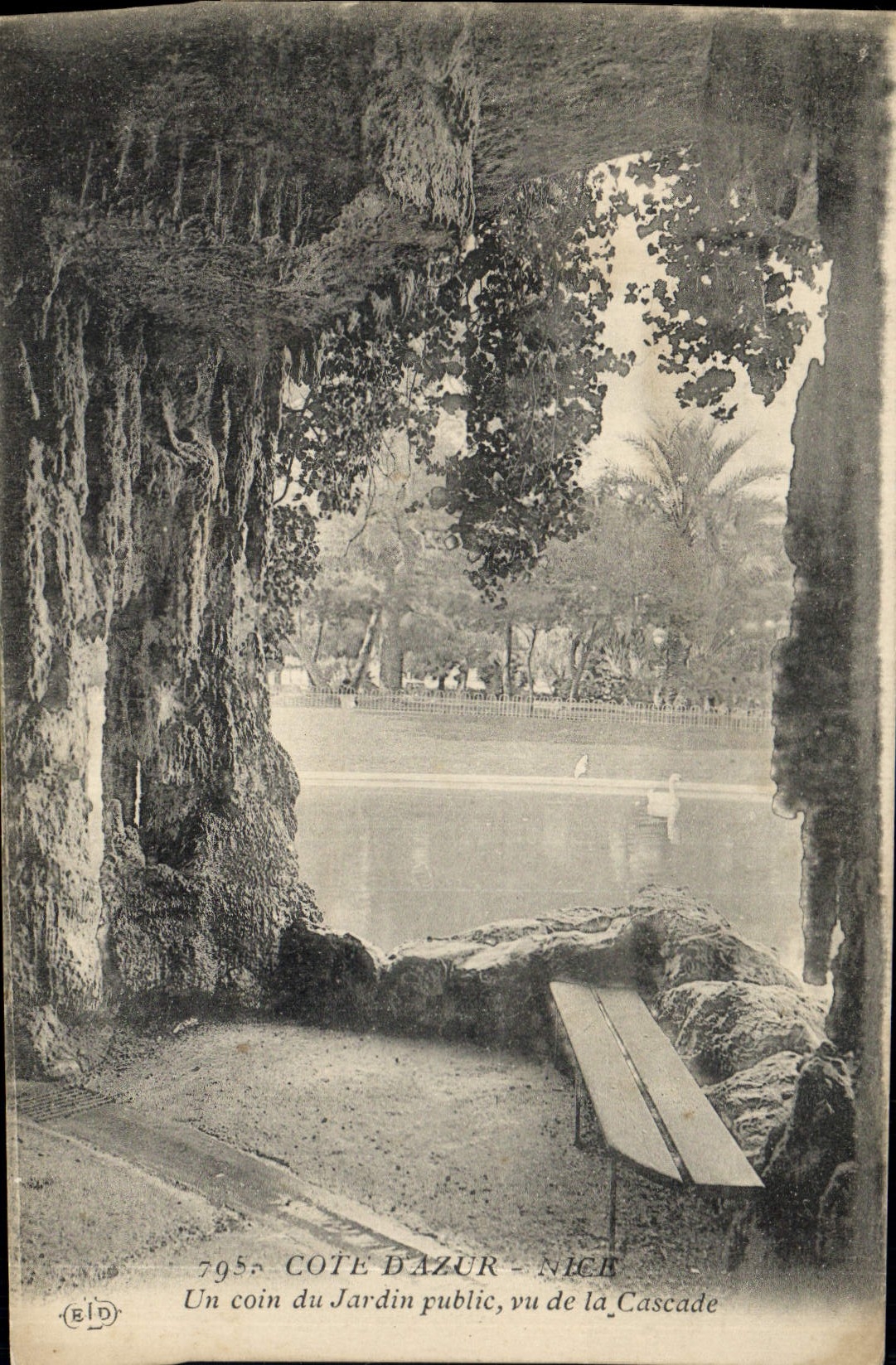 CPA Nice Un coin du jardin public vu de la cascade