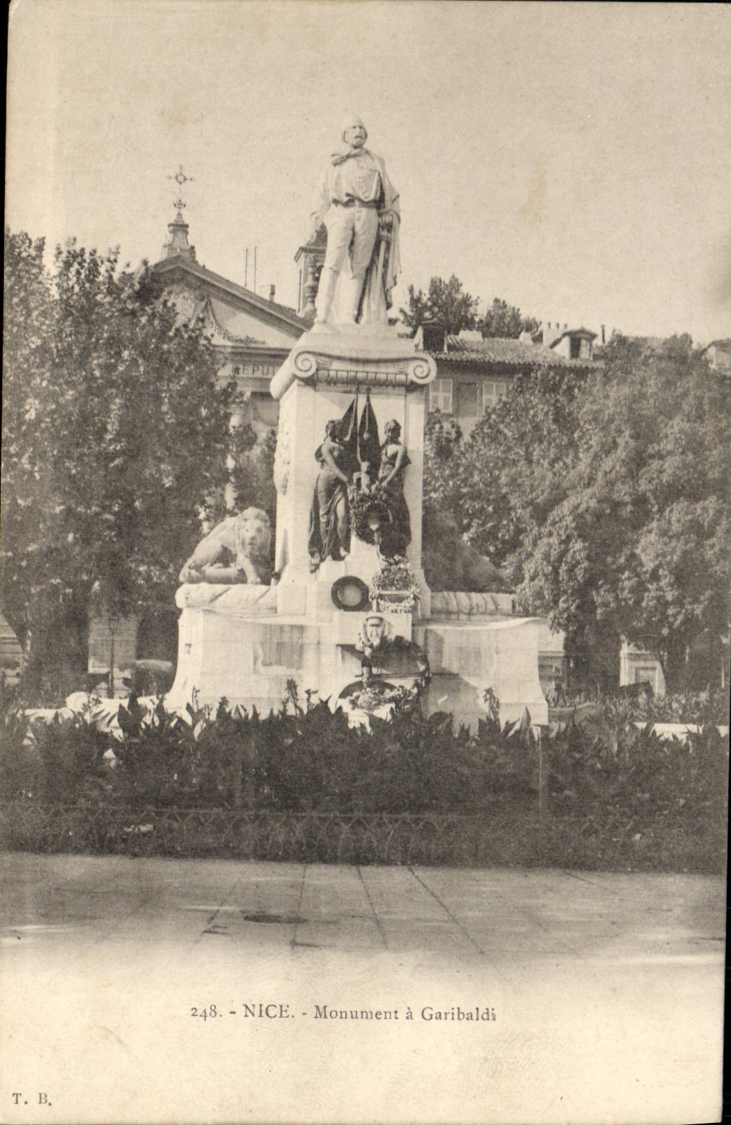 VINTAGE POSTCARD Nice Monument has Garibaldi