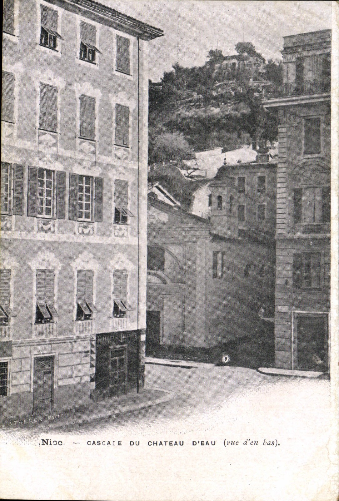 Las cascadas de la POSTAL de la VENDIMIA Niza de la torre riegan visto en de parte inferior