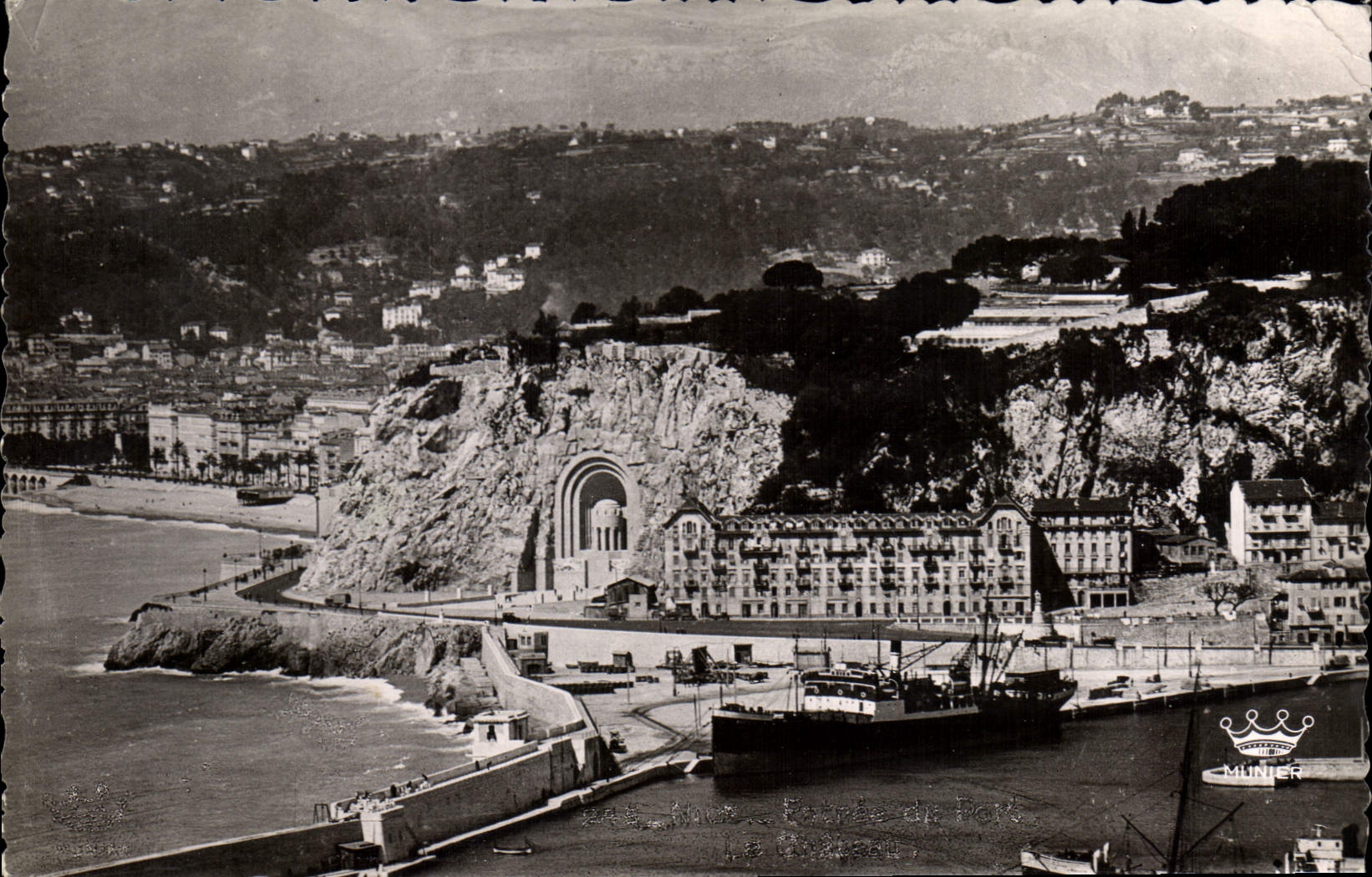 CPM Nice Un Quai du Port et le Monument aux Morts Bateau