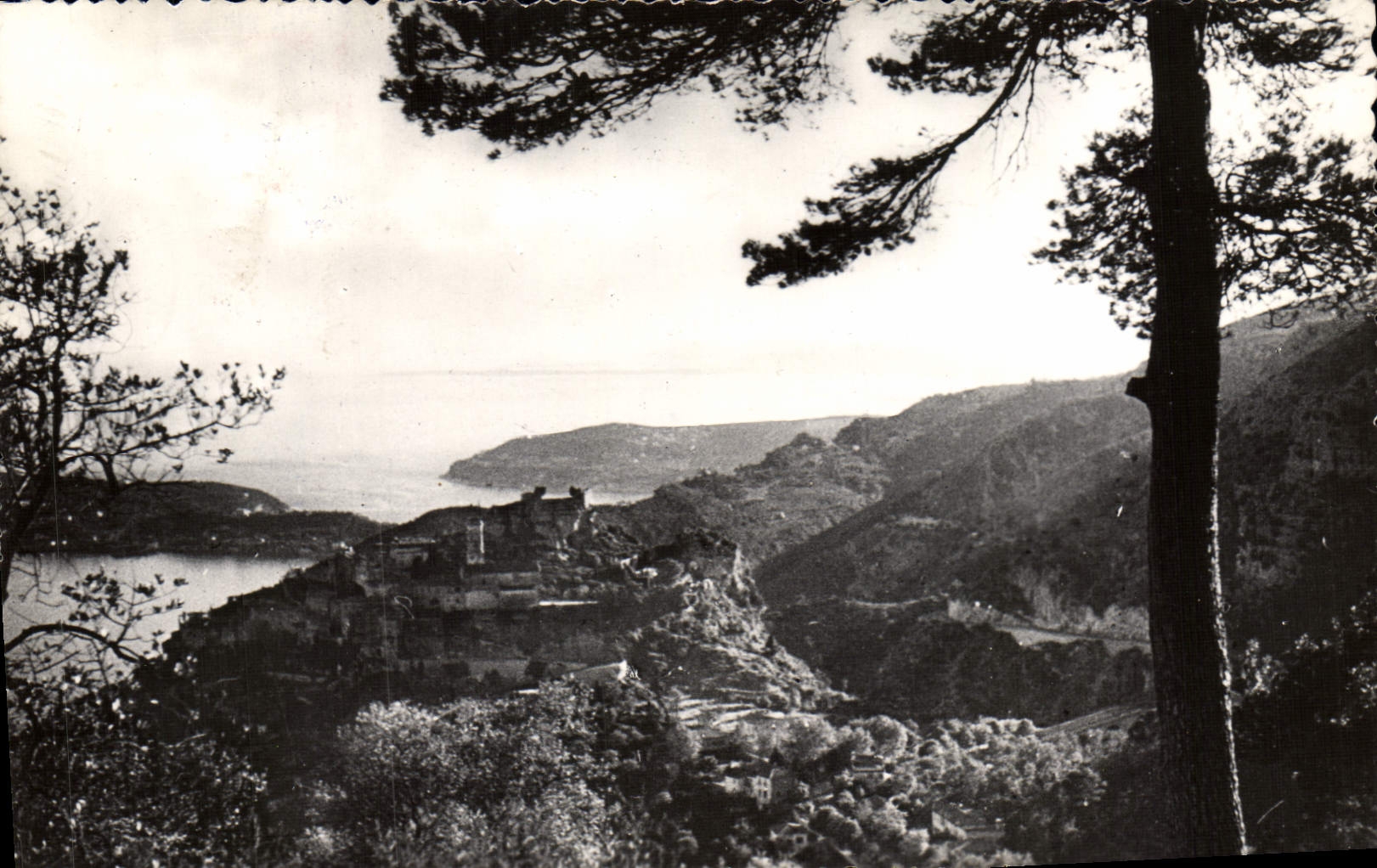 CPM Eze Nid d'Aigle Vue panoramique prise de la grande corniche