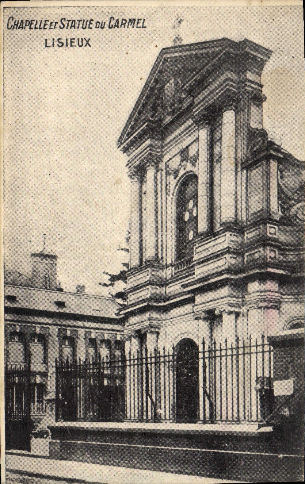 Cámara acorazada de Lisieux de la POSTAL de la VENDIMIA y estatua de Carmel