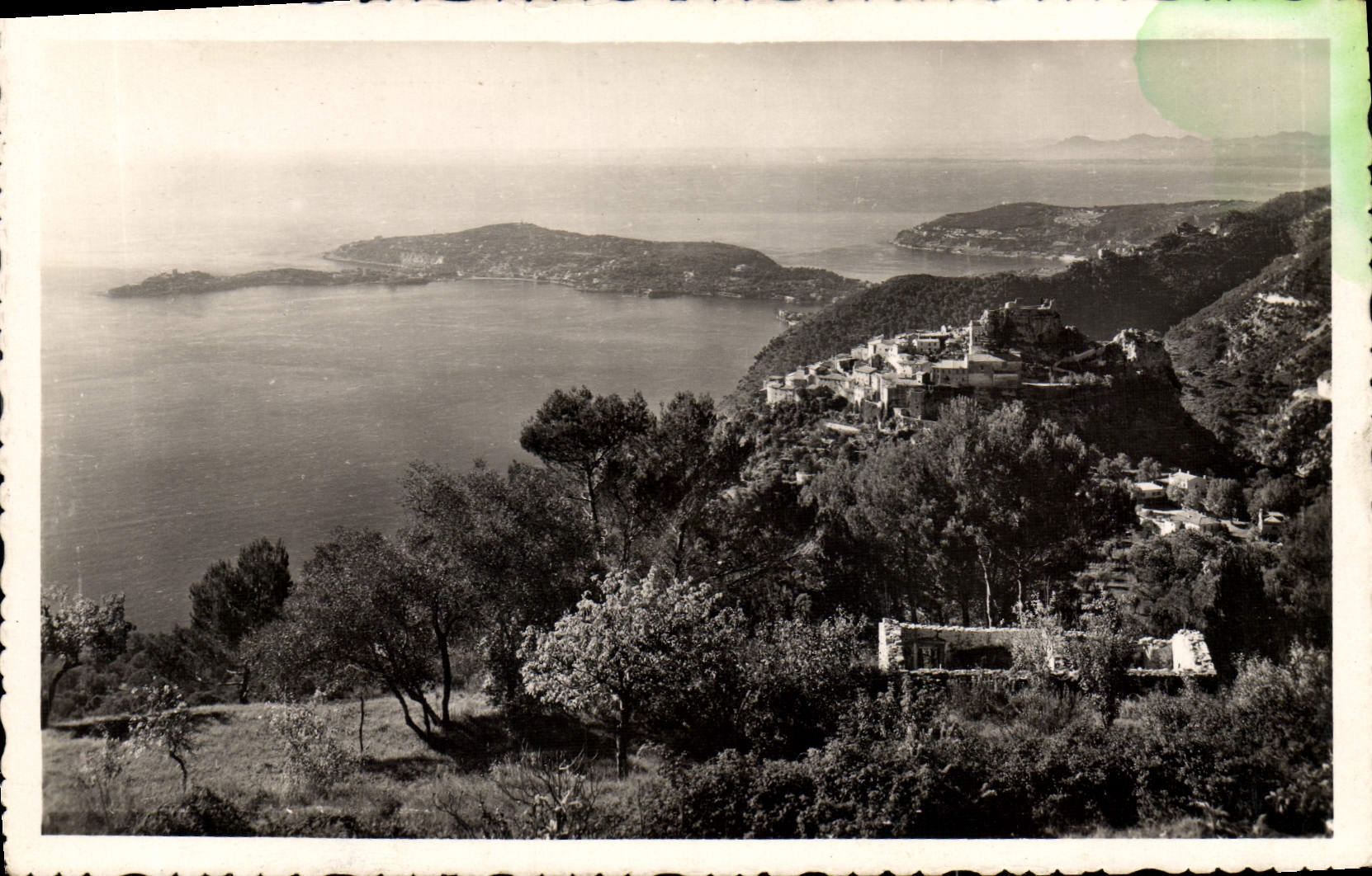 La opinión de la aldea de Eze de la POSTAL de la VENDIMIA los caminos de Ferrat del cabo de Villefranche y del boro monta