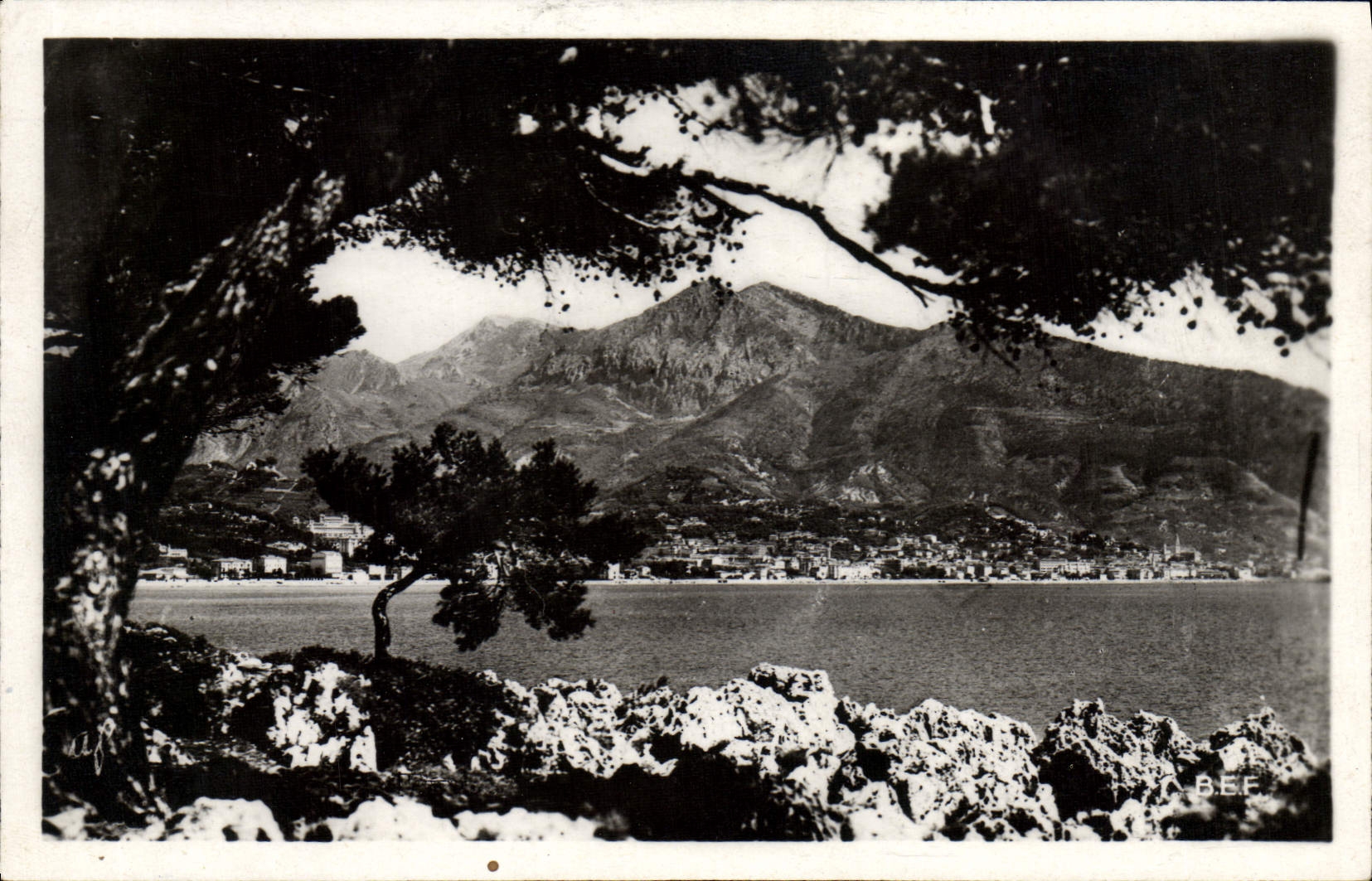 POSTAL de la VENDIMIA el panorama de Martin del cabo encendido Menton