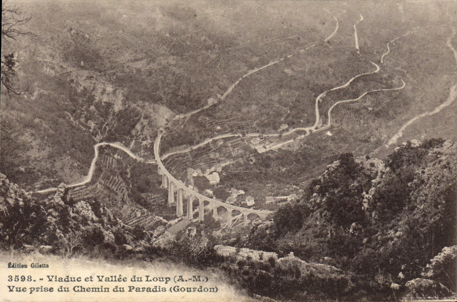 CPA Viaduc et vallee du loup Vue prise du chemin du paradis Gourdon