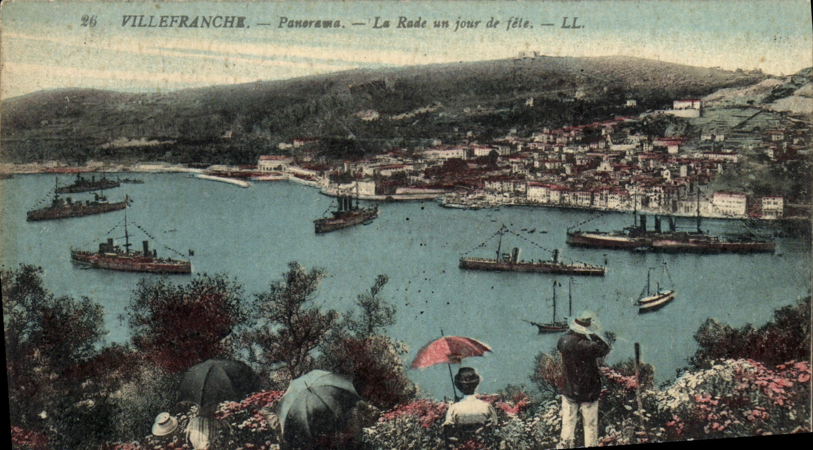 CPA Villefranche Panorama La Rade Un Jour de fete Bateaux