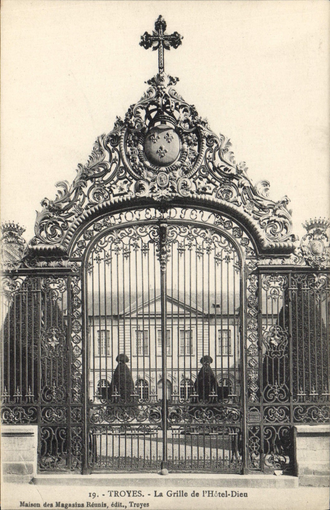 VINTAGE POSTCARD Troyes the Grid De I' Hotel God