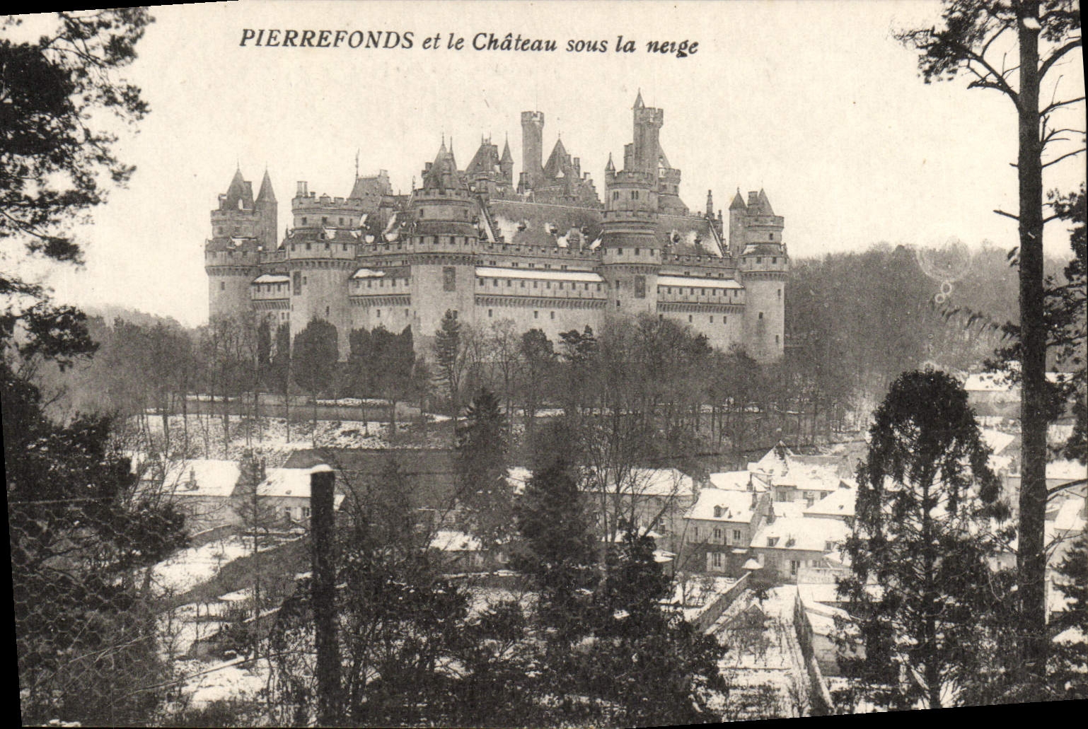 CPA Pierrefonds Et Le Chateau Sous La Neige