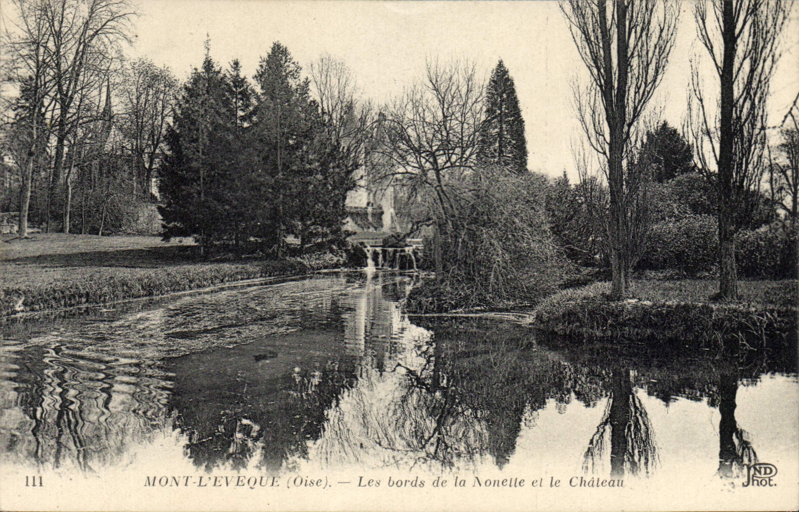 Montaje de la POSTAL de la VENDIMIA el obispo Edges Of la pequeña monja y el castillo