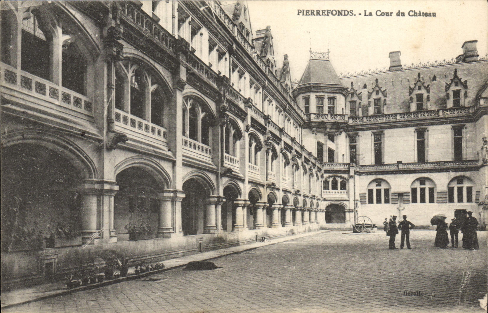 CPA Pierrefonds La Cour Du Chateau