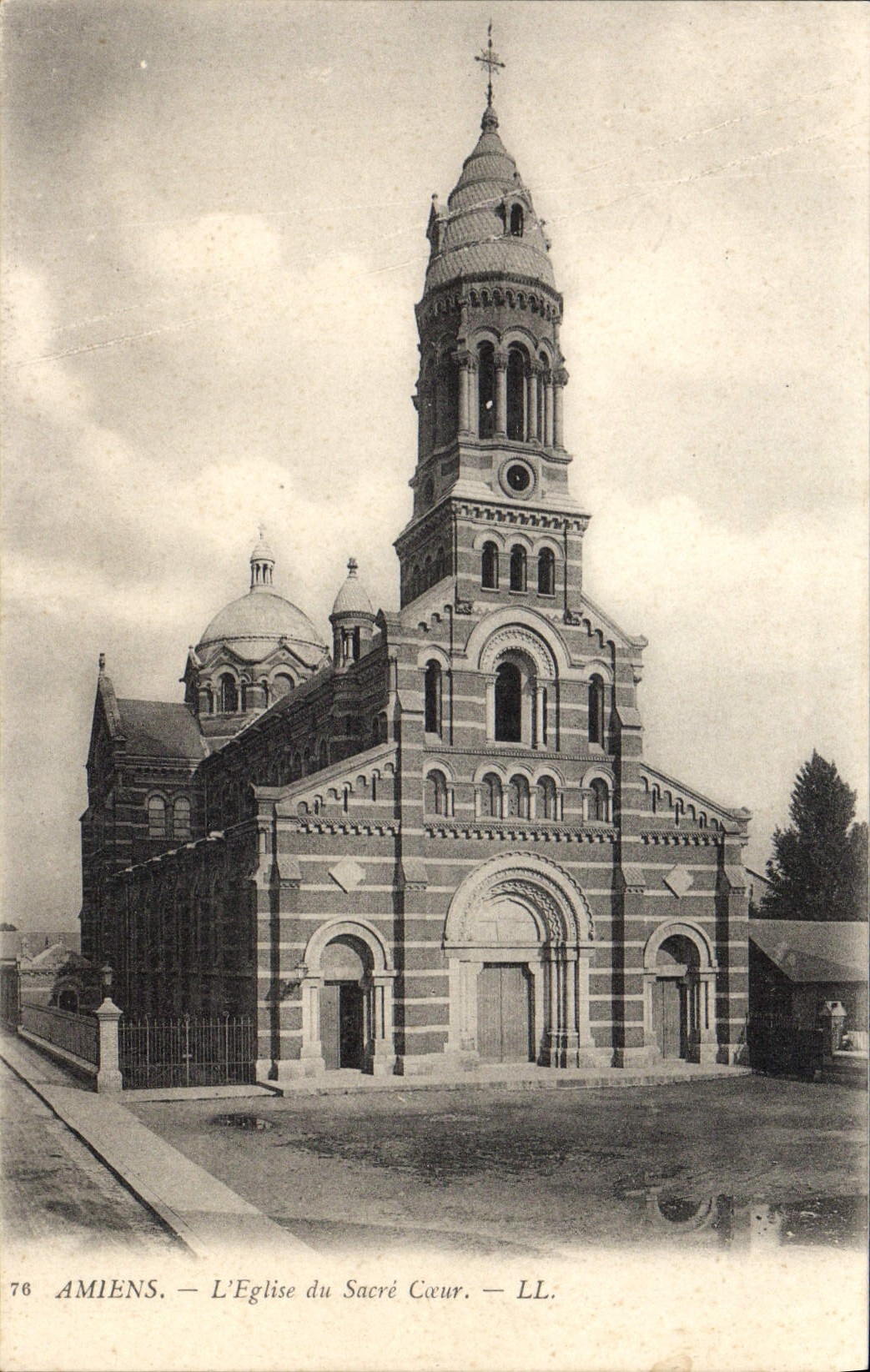 CPA Amiens L'Eglise Du Sacre Coeur