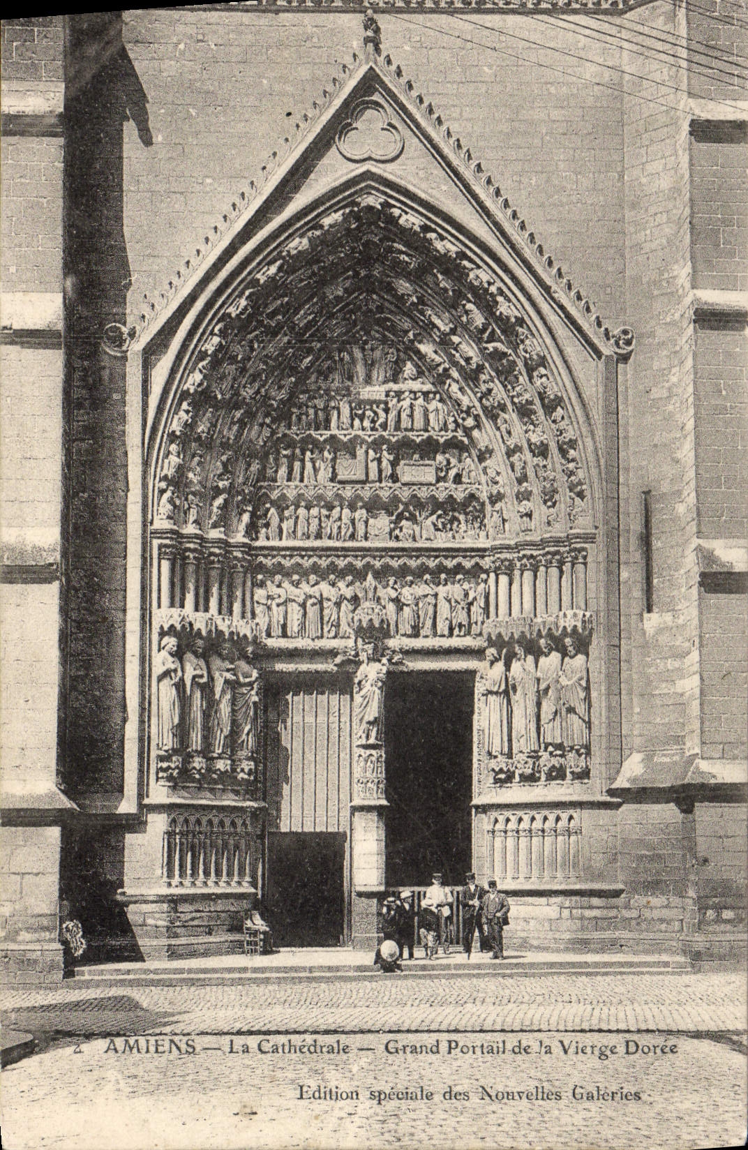 CPA Amiens La Cathedrale Grand Portail De La Vierge Doree