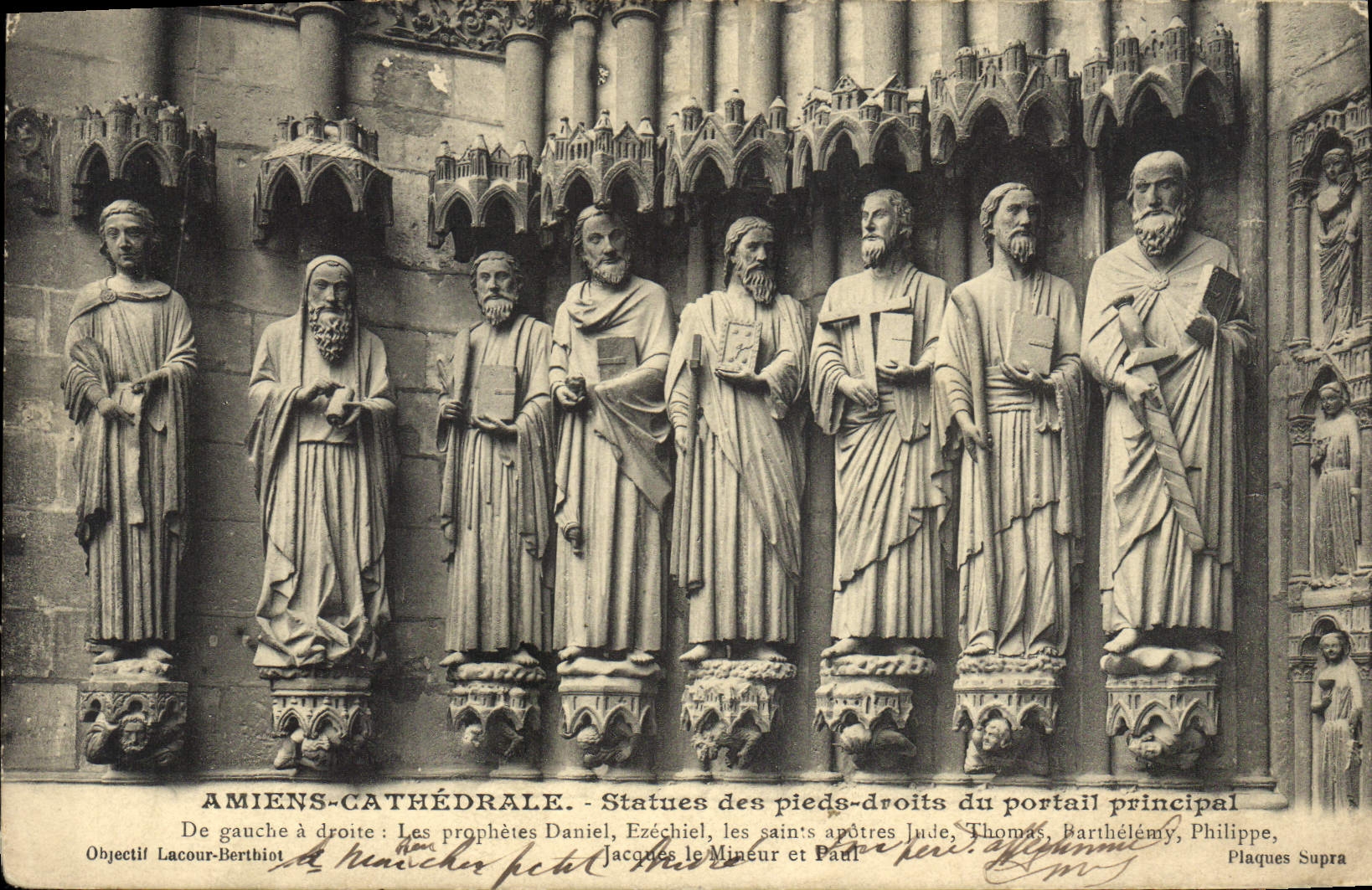 VINTAGE POSTCARD Amiens the Cathedral Statues of the right feet of the principal gate