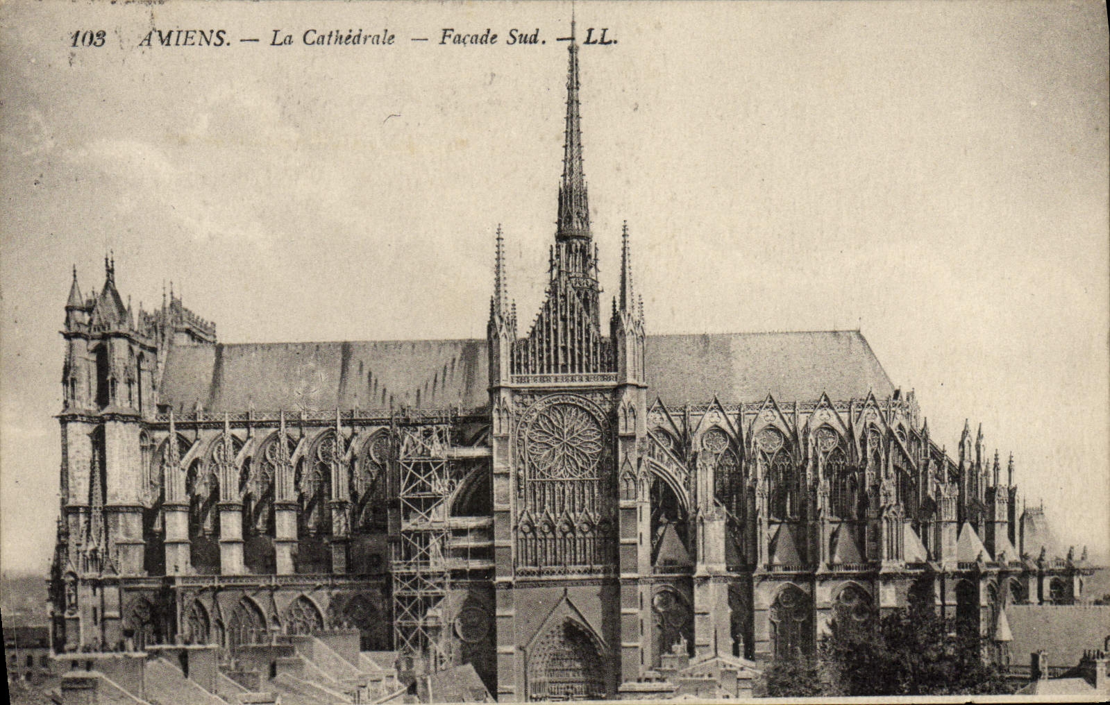 VINTAGE POSTCARD Amiens the Cathedral Southern Frontage