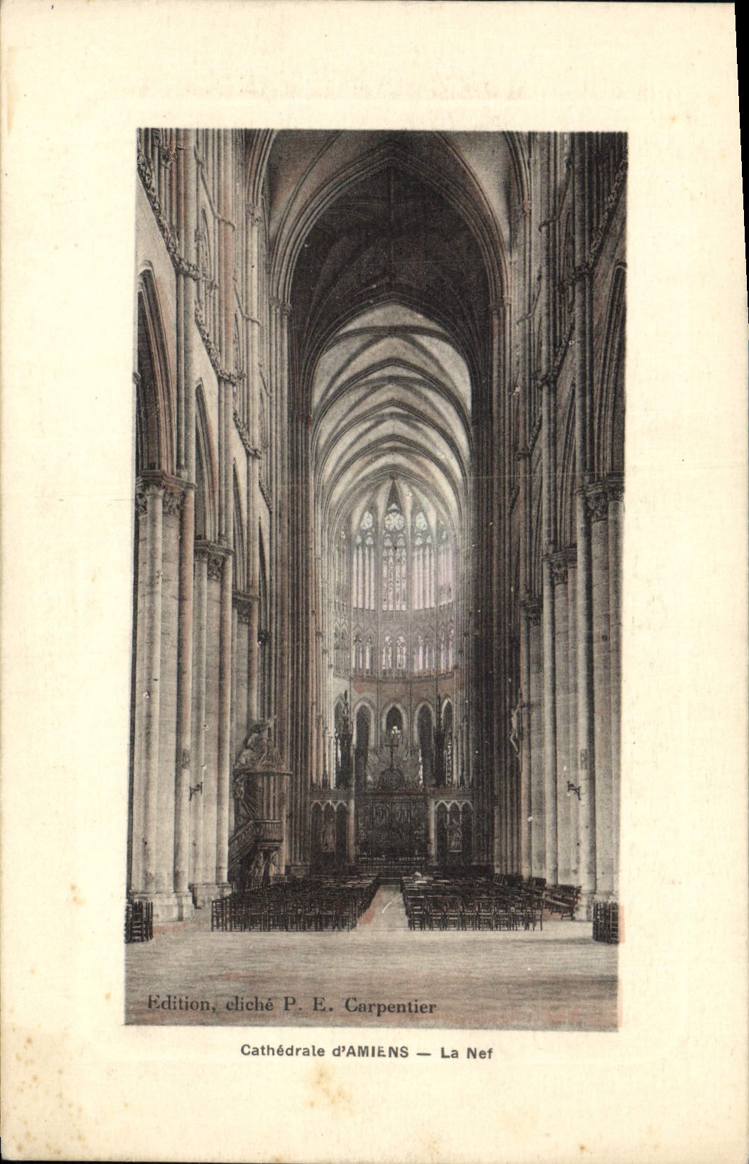 CPA Amiens La Cathedrale La nef
