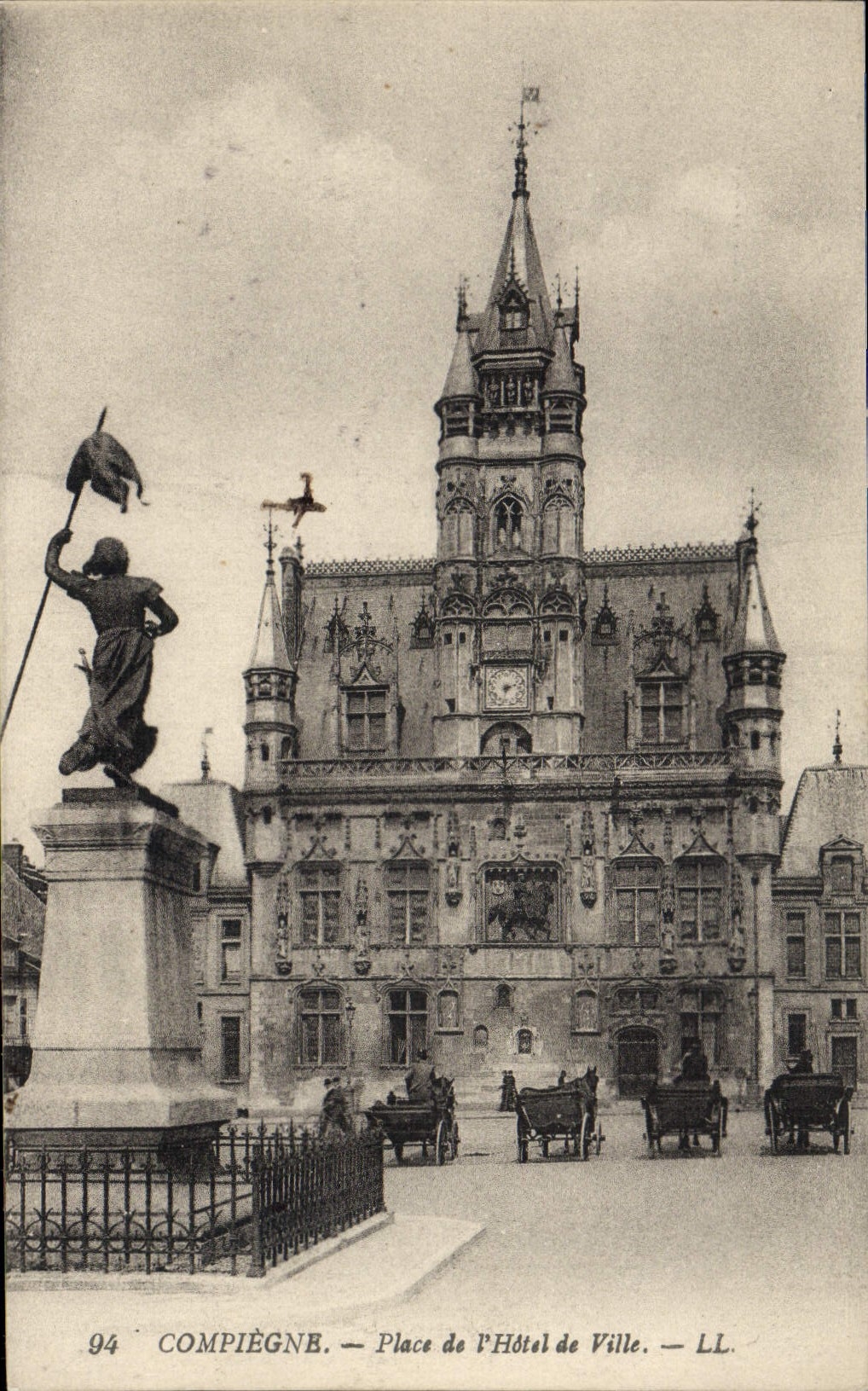 CPA Compiegne Place De I'Hotel De Ville