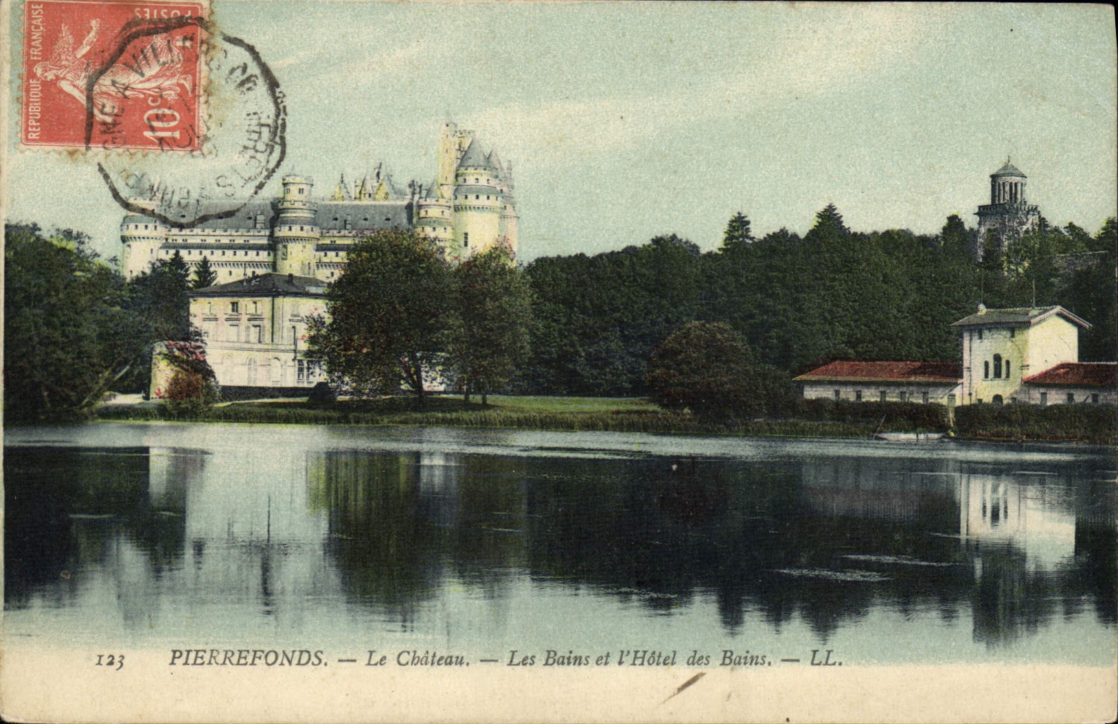 CPA Pierrefonds Le Chateau Les Bains Et I'Hotel Des Bains