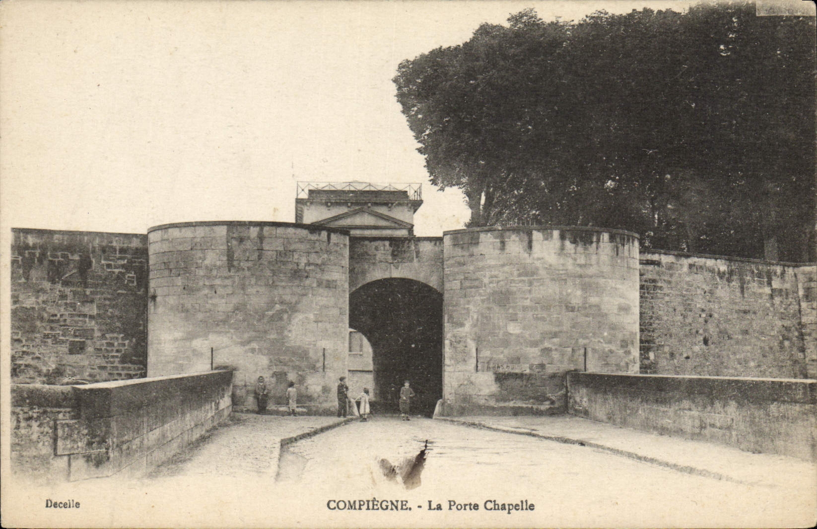 POSTAL Compiegne de la VENDIMIA la cámara acorazada de la puerta