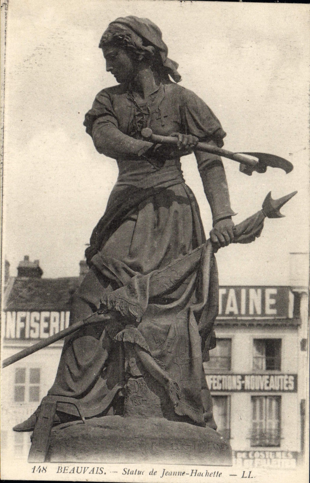 CPA Beauvais Statue De Jeanne Hachette