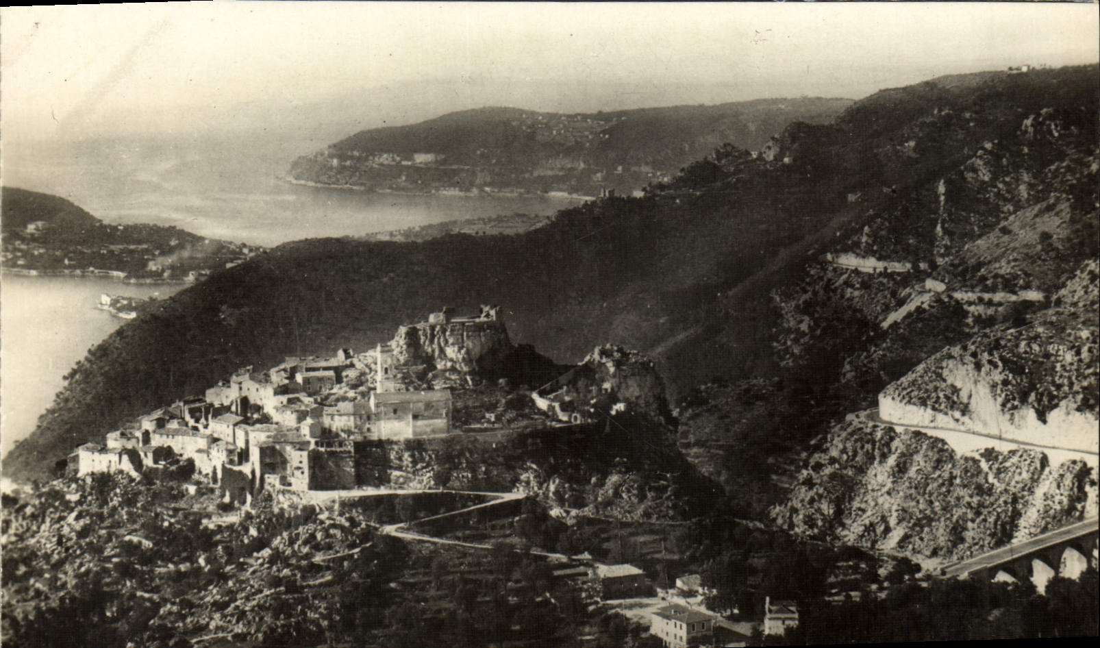 POSTAL MODERNA Eze visto en la cornisa media tomada de la vista hermosa