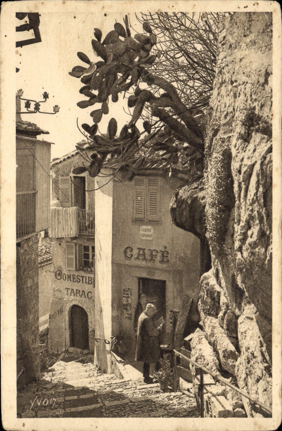 Calle Taillee de la mujer mayor de Eze de la POSTAL de la VENDIMIA en el café de la roca