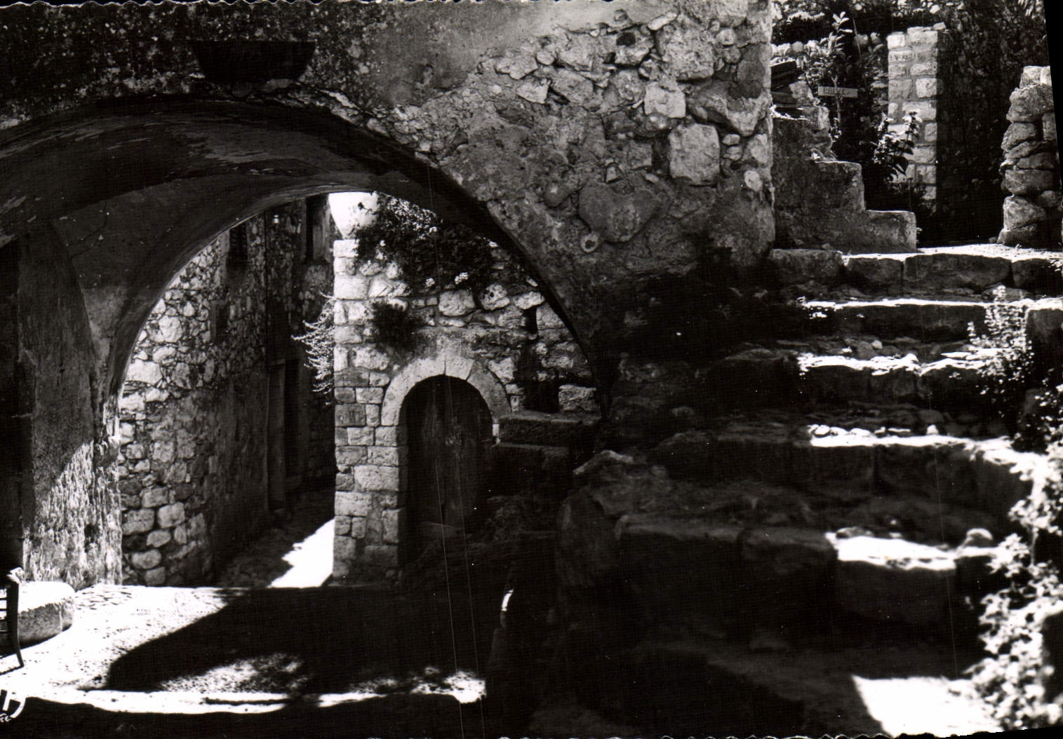 POSTAL MODERNA calle de la mujer mayor de Eze