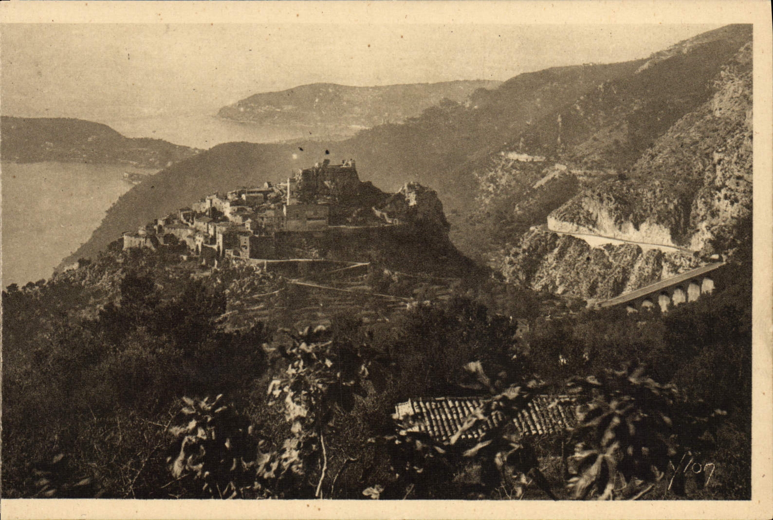 POSTAL Eze de la VENDIMIA la aldea con el sol de ajuste