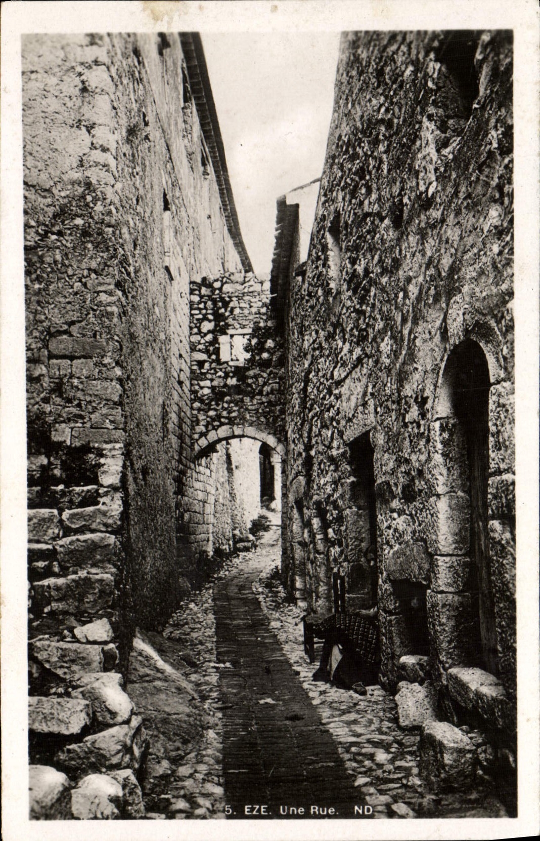 POSTAL MODERNA Eze una calle