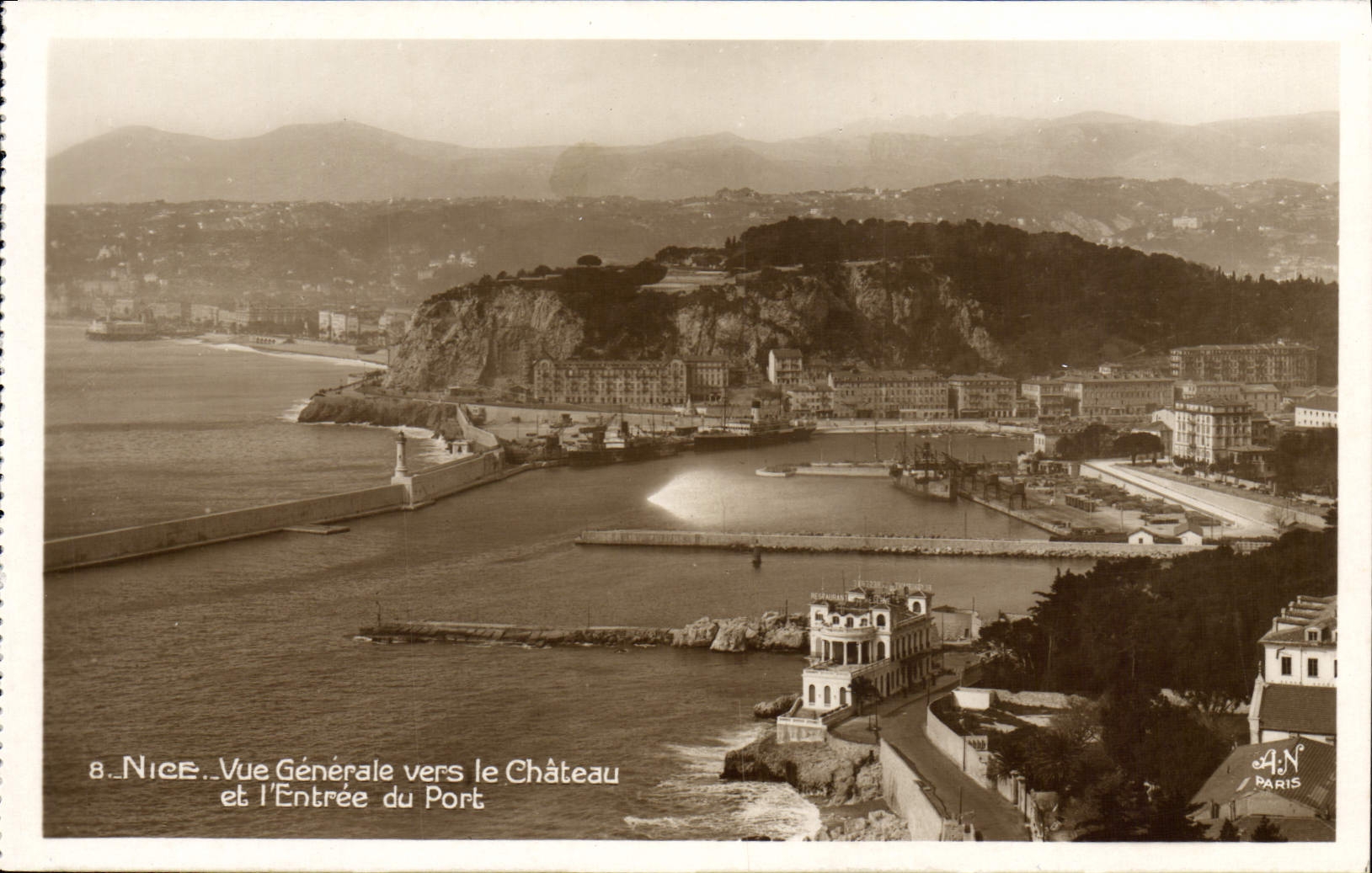 Opinión de la POSTAL de la VENDIMIA Niza hacia el castillo y la entrada de I del puerto