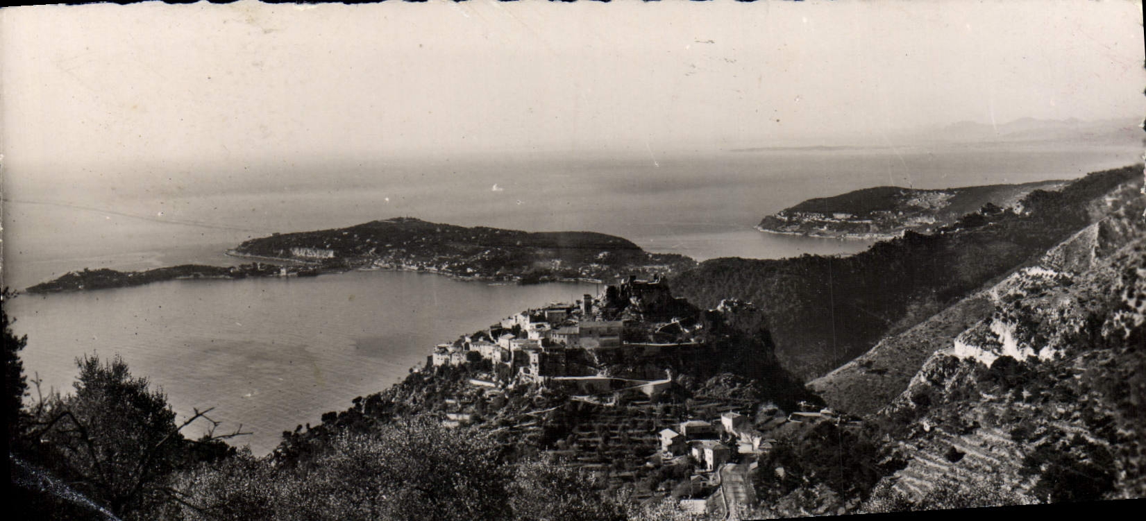 Opinión panorámica de la aguilera de Eze de la POSTAL de la VENDIMIA sobre el cabo Ferrat
