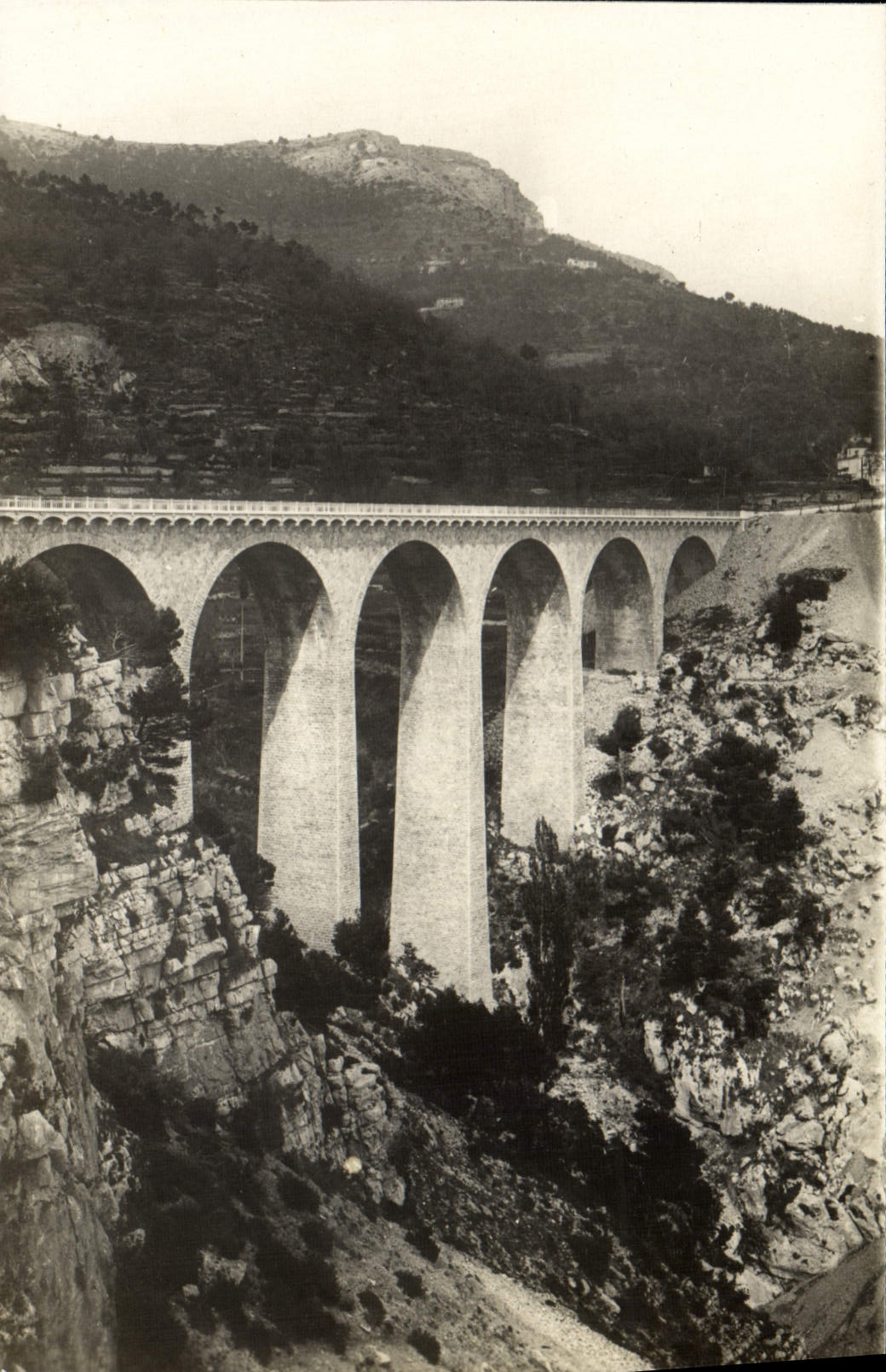 CPA Eze Cote D'Azur La Moyenne Corniche Le Viaduc
