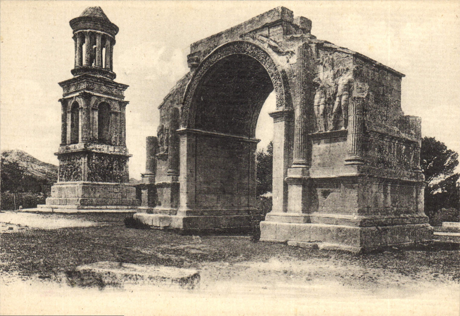 CPA Saint Remy de Provence Le trophee et l'Arc de Triomphe