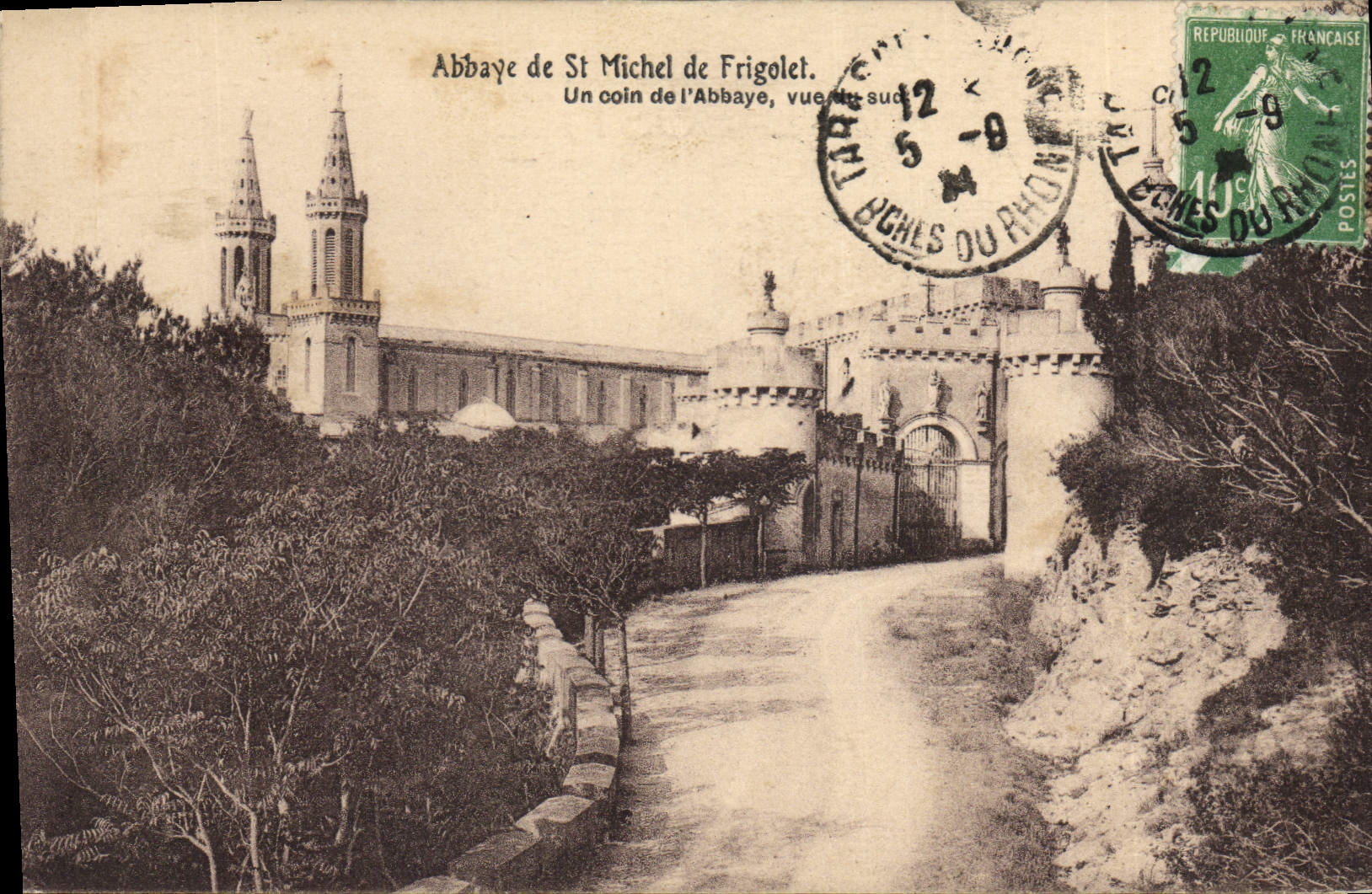 CPA Abbaye de St Michel de Frigolet Un coin de l'abbaye