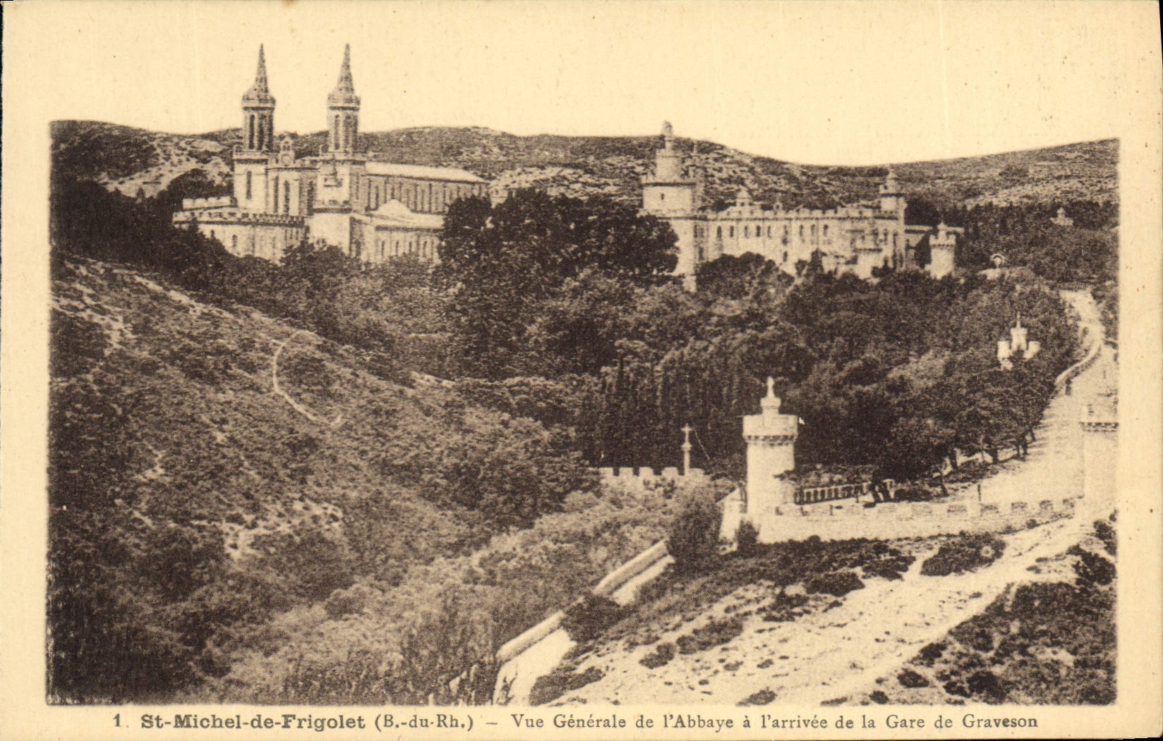 CPA St Michel de Frigolet Vue generale de l'abbaye a l'arrivee de la gare de Graveson
