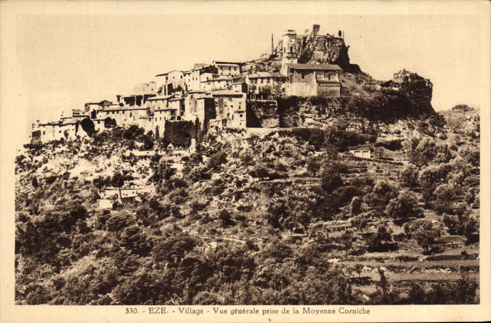 Opinión de la aldea de Eze de la POSTAL de la VENDIMIA tomada de la cornisa media