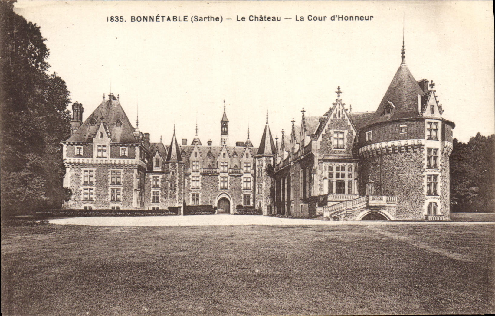 VINTAGE POSTCARD Bonnetable the Castle Main courtyard
