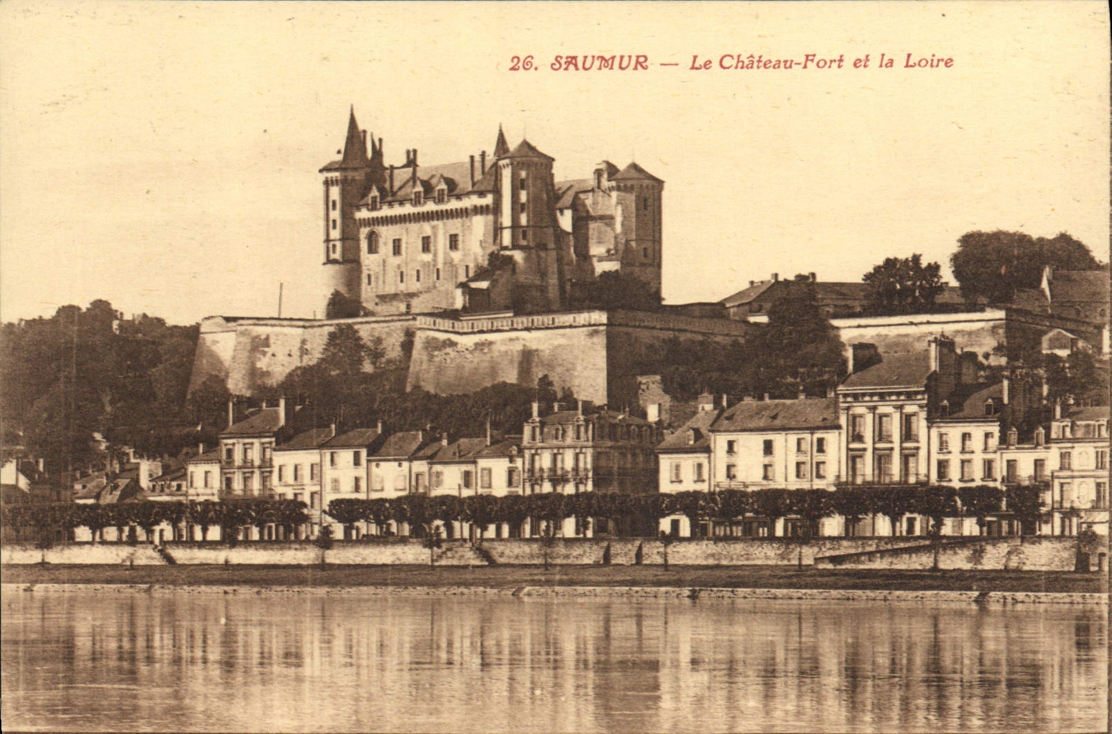 CPA Saumur Le Chateau Fort et la Loire
