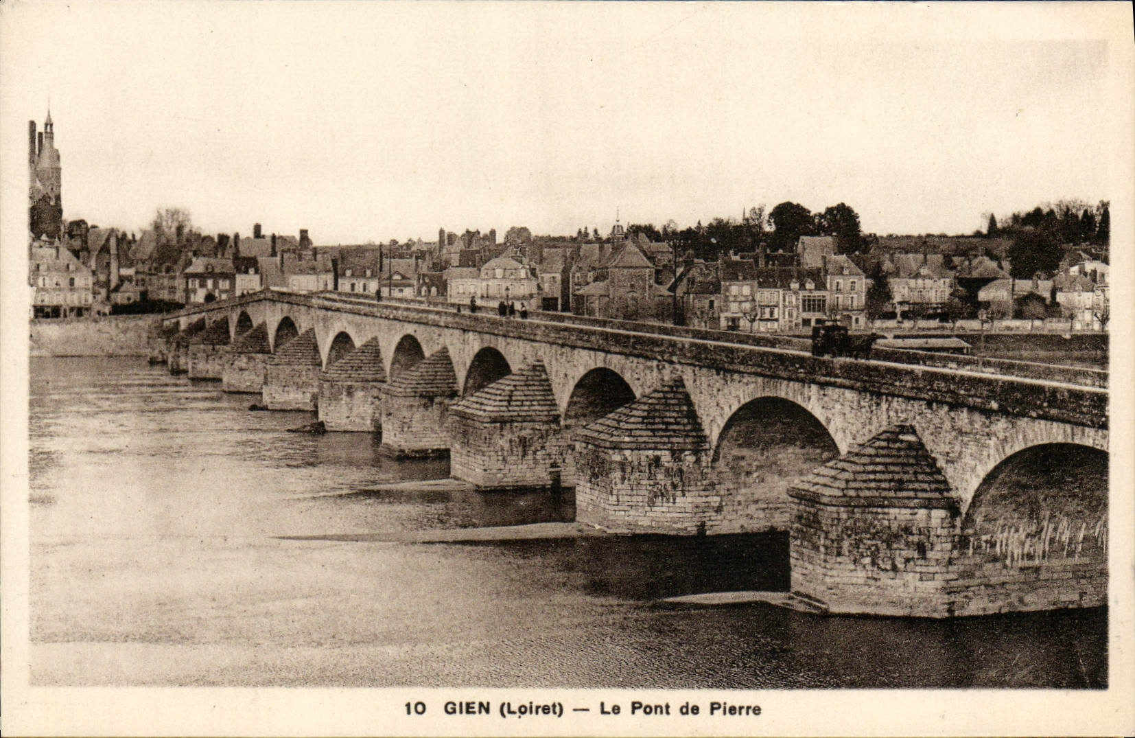 CPA Gien Le Pont de Pierre