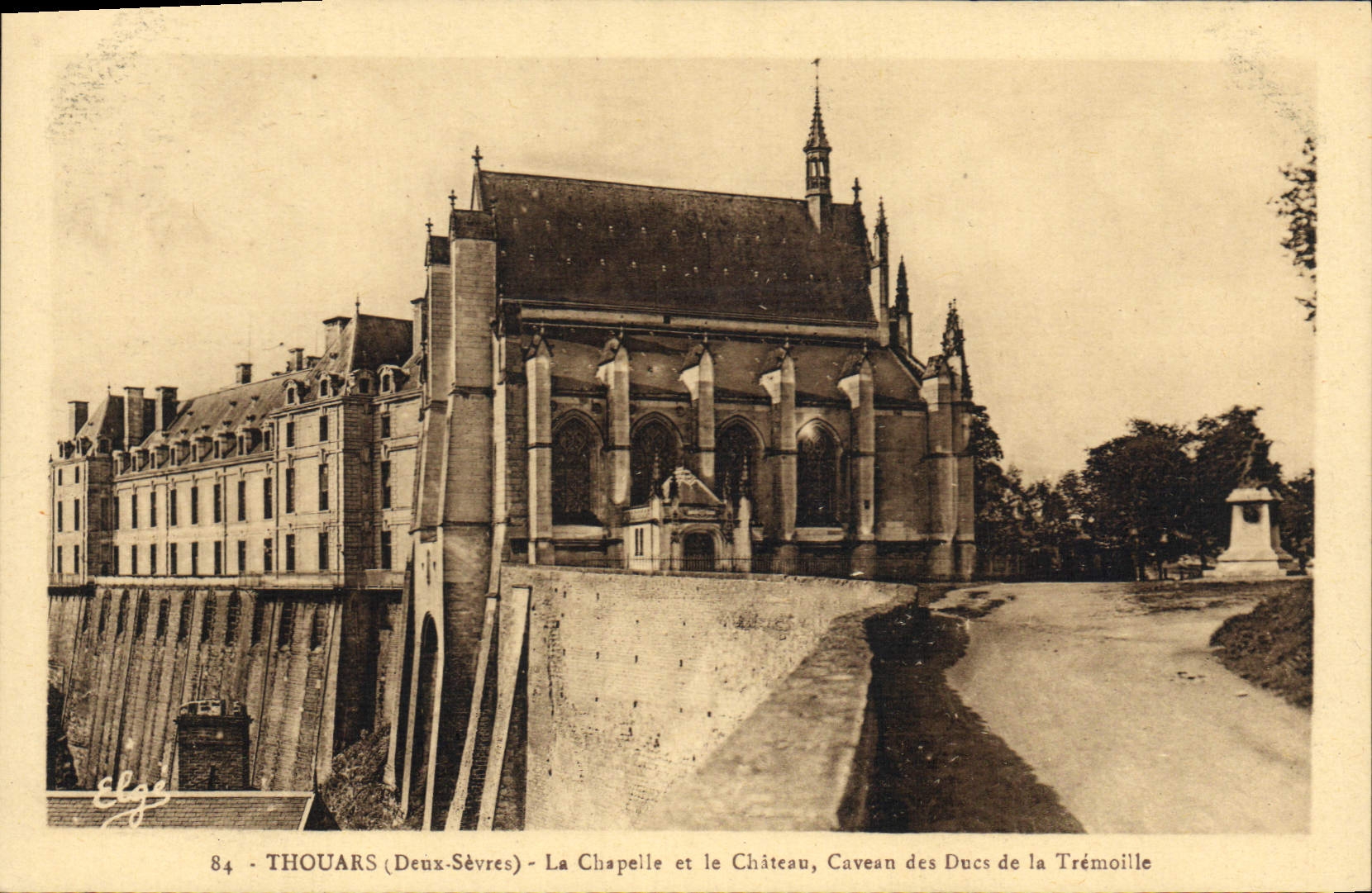 CPA Thouars La Chapelle et le Chateau Caveau des Ducs de la Tremoille