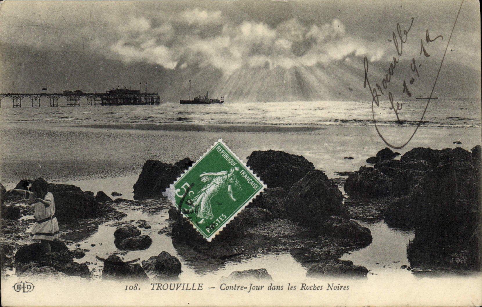 CPA Trouville Contre Jour Dans les Roches Noires