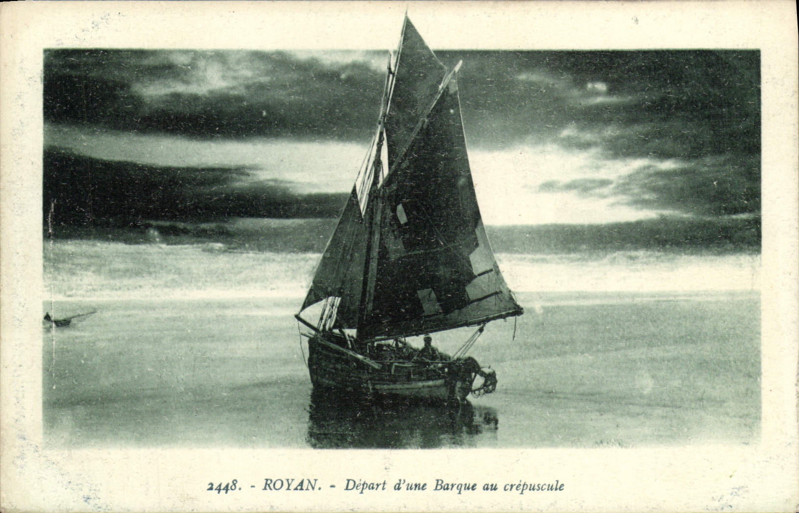 CPA Royan Depart d'une Barque au crepuscule Bateau