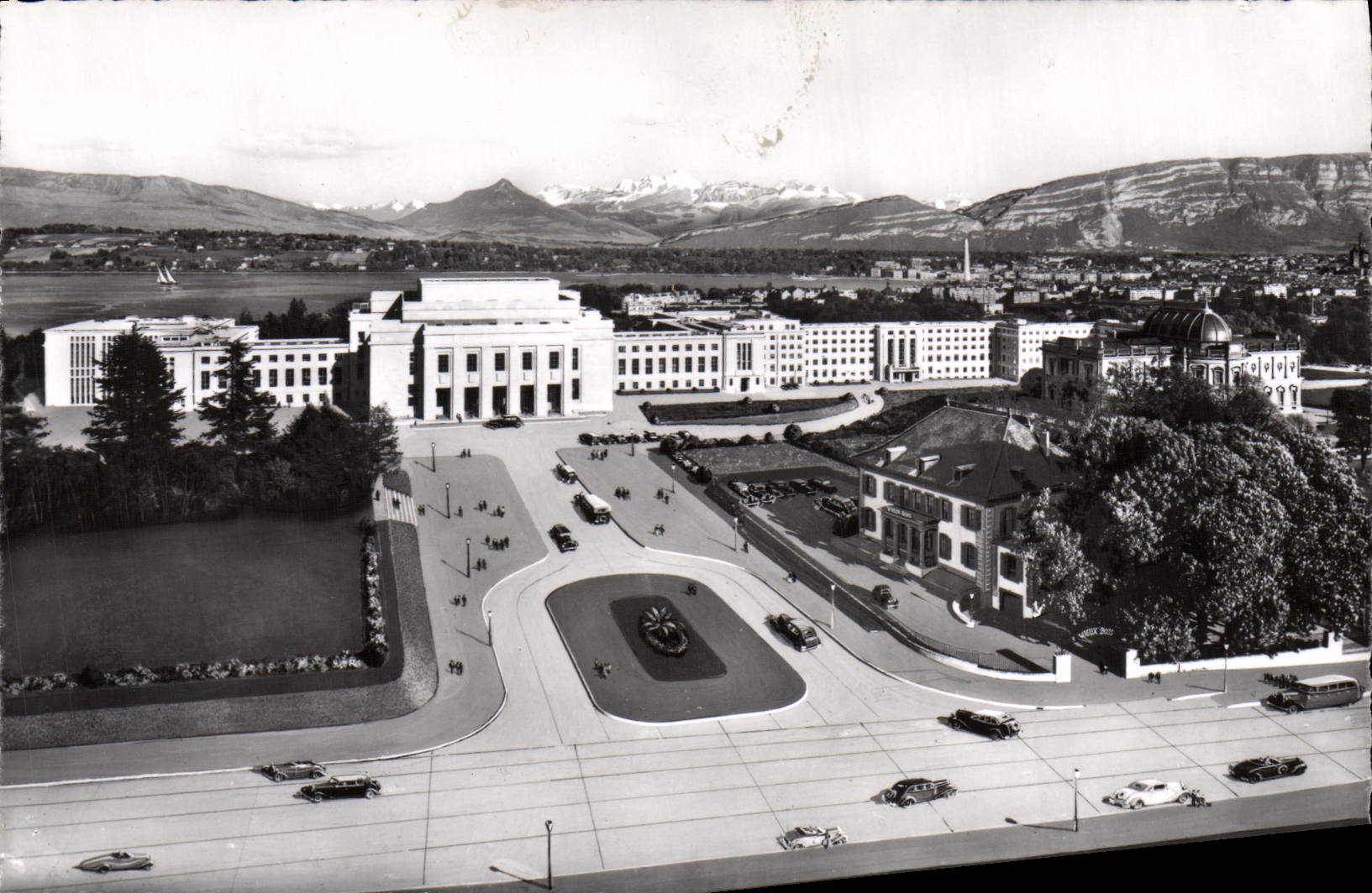 CPM Geneve Le Palais des Nations vue sur la ville et le Mont Blanc 