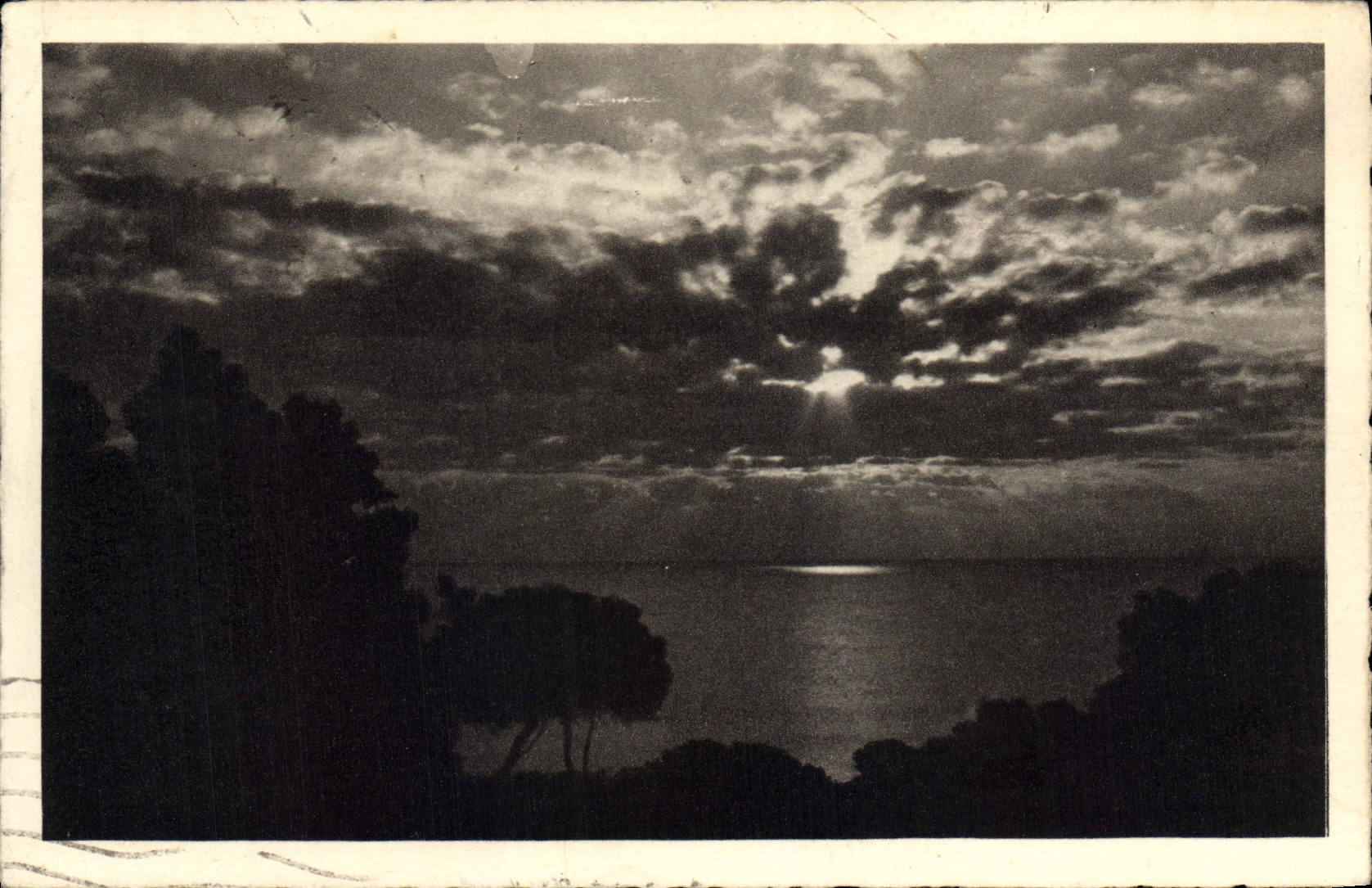 Puesta del sol de la POSTAL de la VENDIMIA en la cornisa del oro