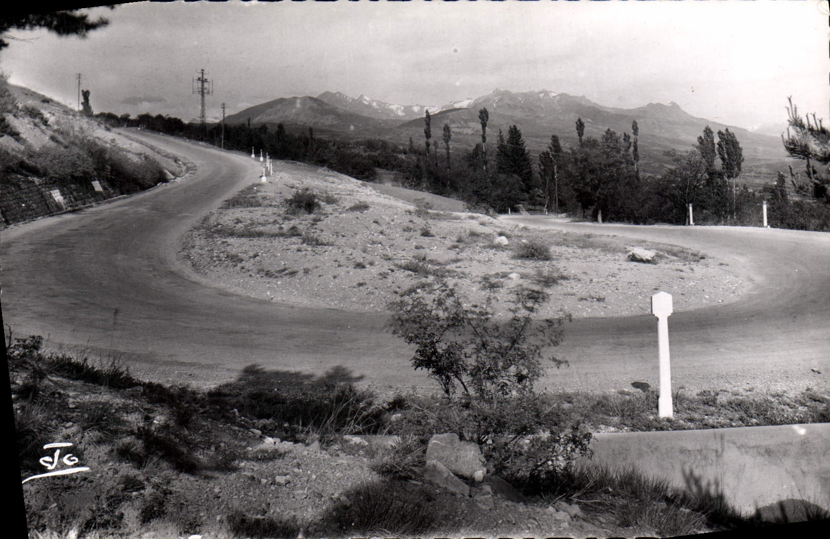 CPM Route Napoleon Un virage dans la montee vers le Col Bayard Dans le fond le chapeau de Napoleon