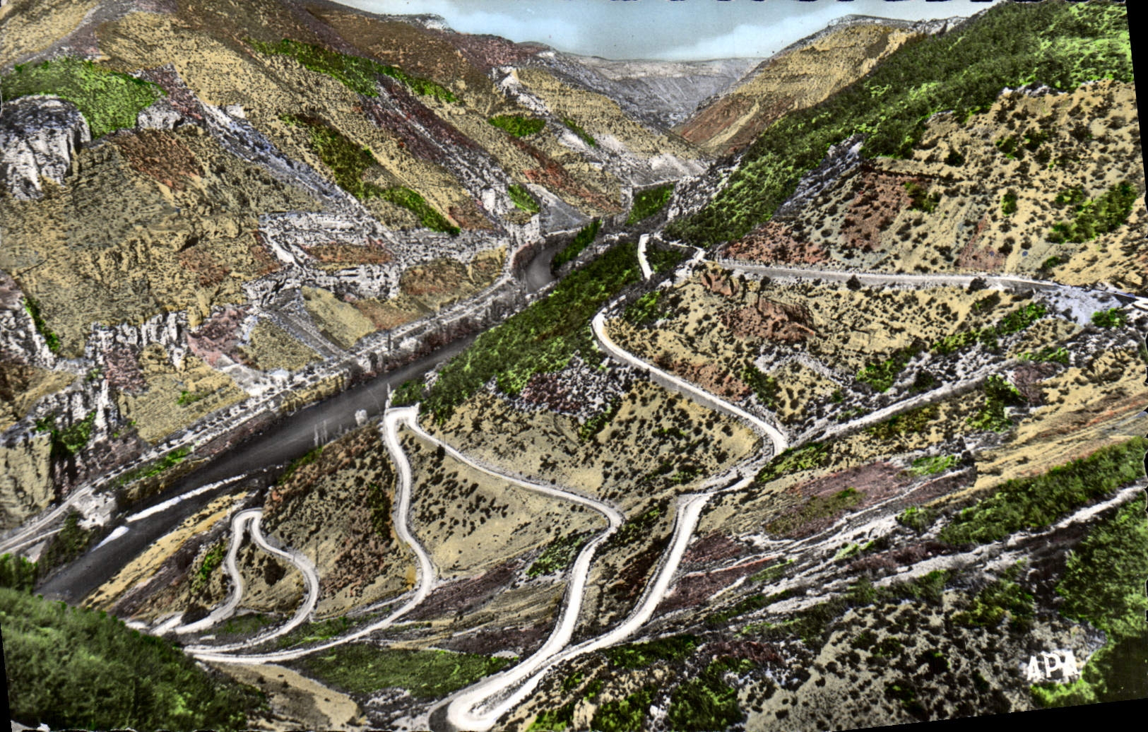CPM Les lacets de la route de la Malene a l'Aven Armand et vallee du Tarn