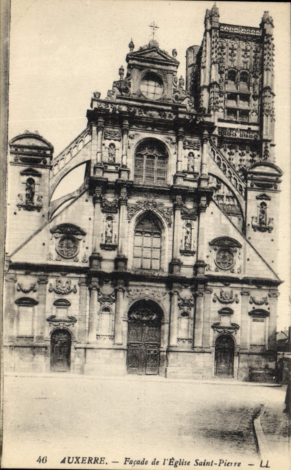 CPA Auxerre Facade de L'Eglise Saint Pierre
