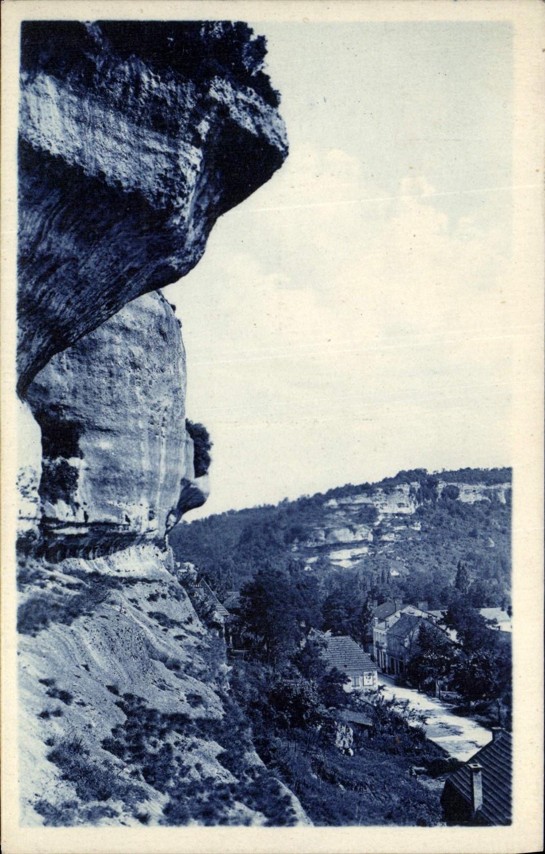 CPA Les Eyzies Capitale Prehistorique Les grands rochers