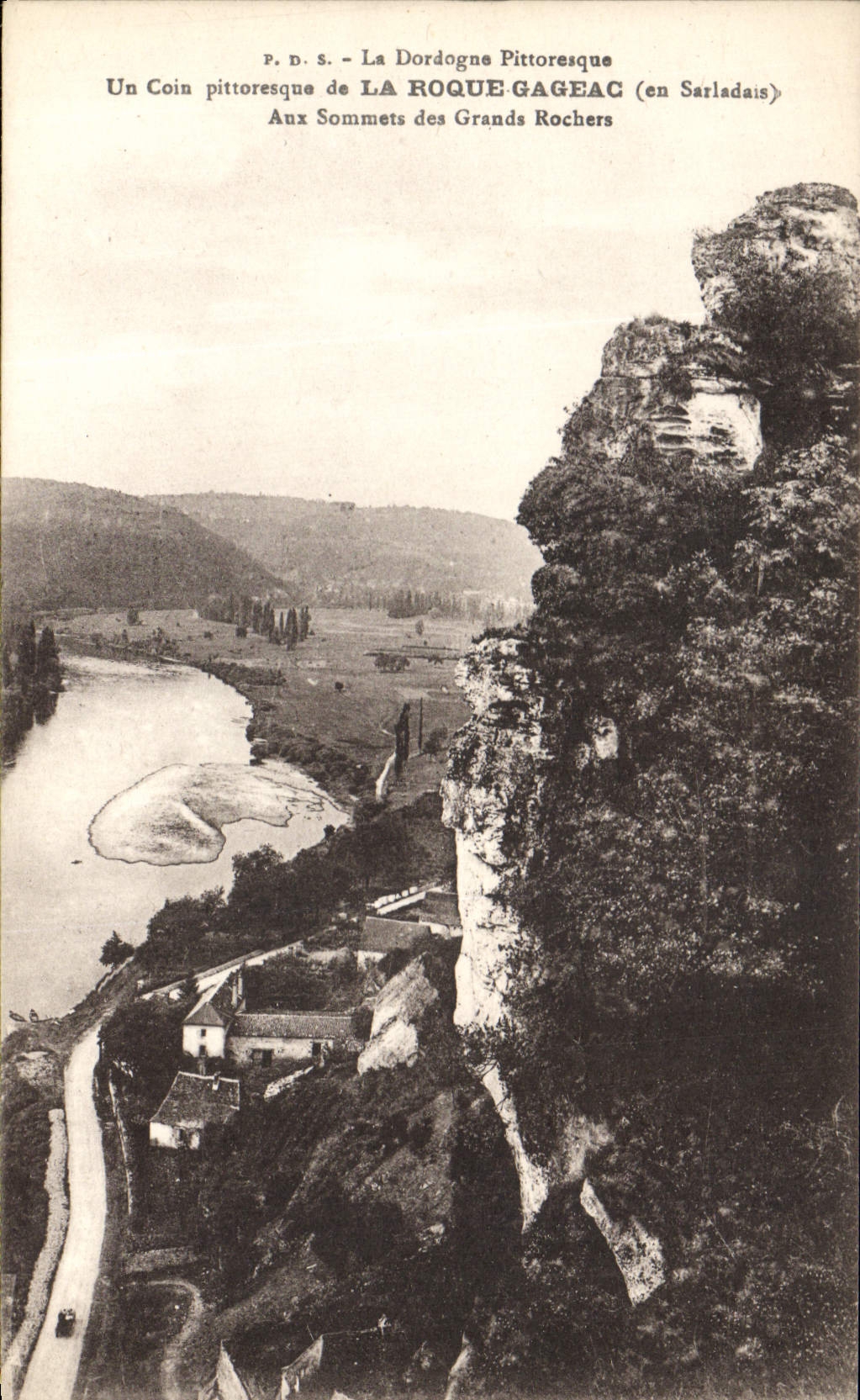 CPA Un Coin Pittoresque de La Roque Gageac Aux sommets des grands rochers