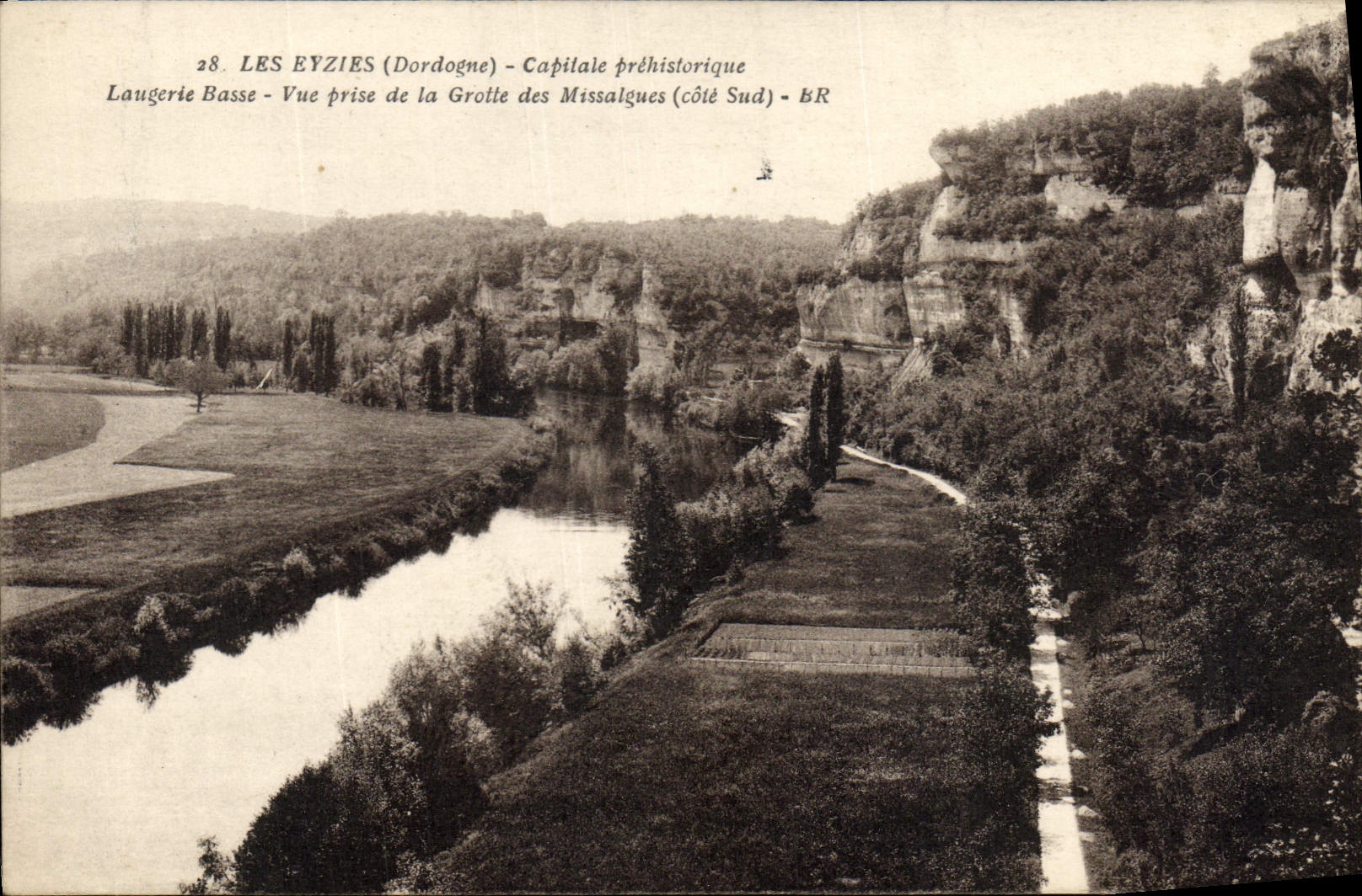 CPA Les Eyzies Capitale prehistorique Laugerie basse Vue prise de la grotte des Missalgues